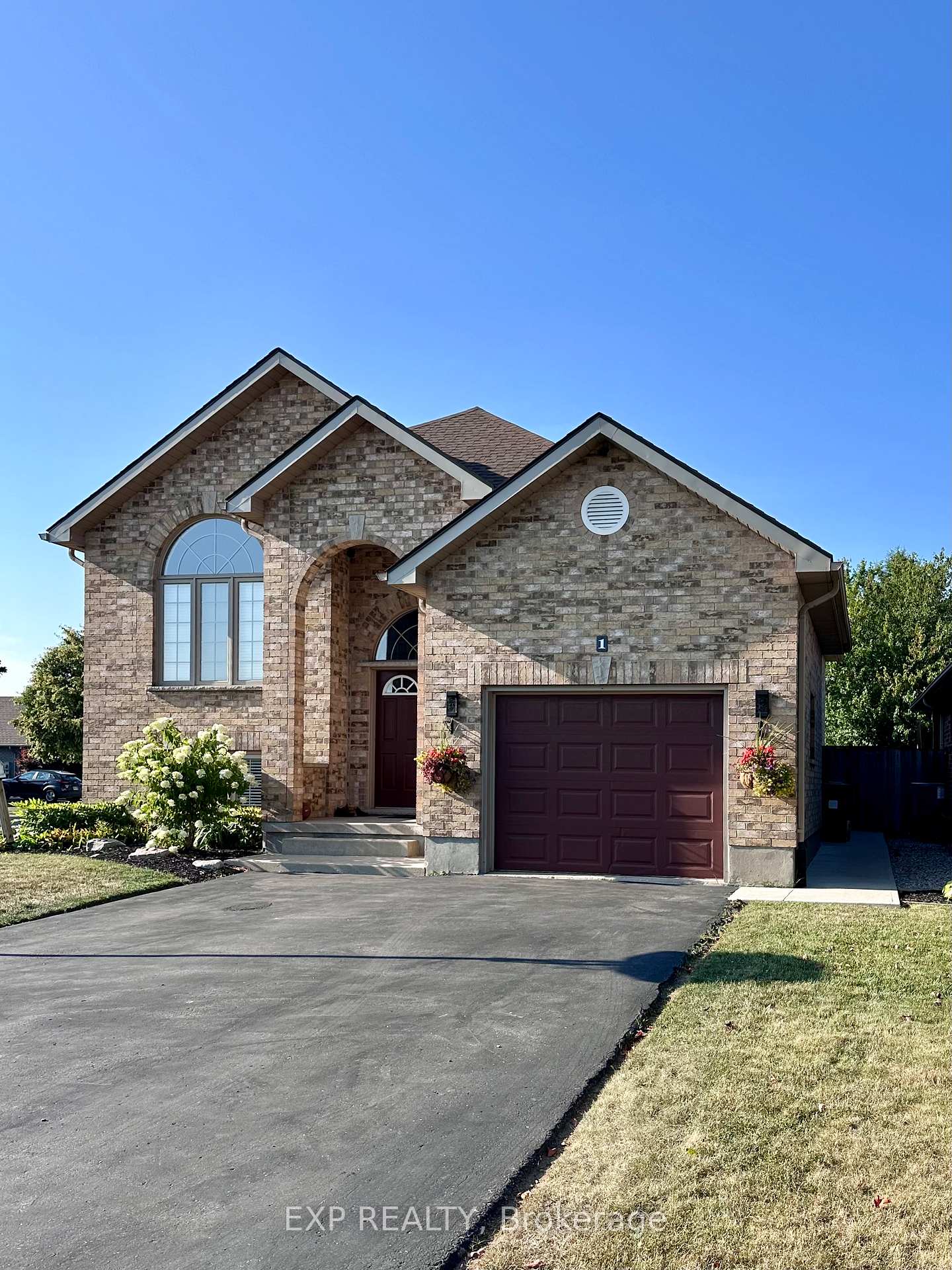 Photo 3 of 1 Falconridge Court, St. Thomas — HOMEH
