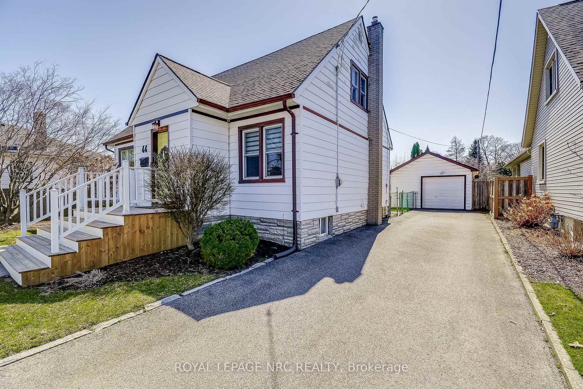 Photo 2 of 44 Windsor Road, St. Catharines, Vine/Linwell — HOMEH