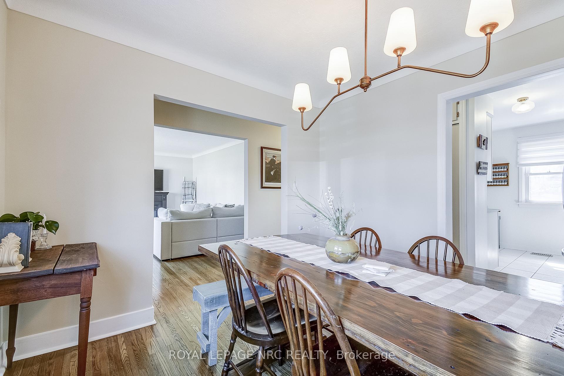Photo 4 of 44 Windsor Road, St. Catharines, Vine/Linwell — HOMEH