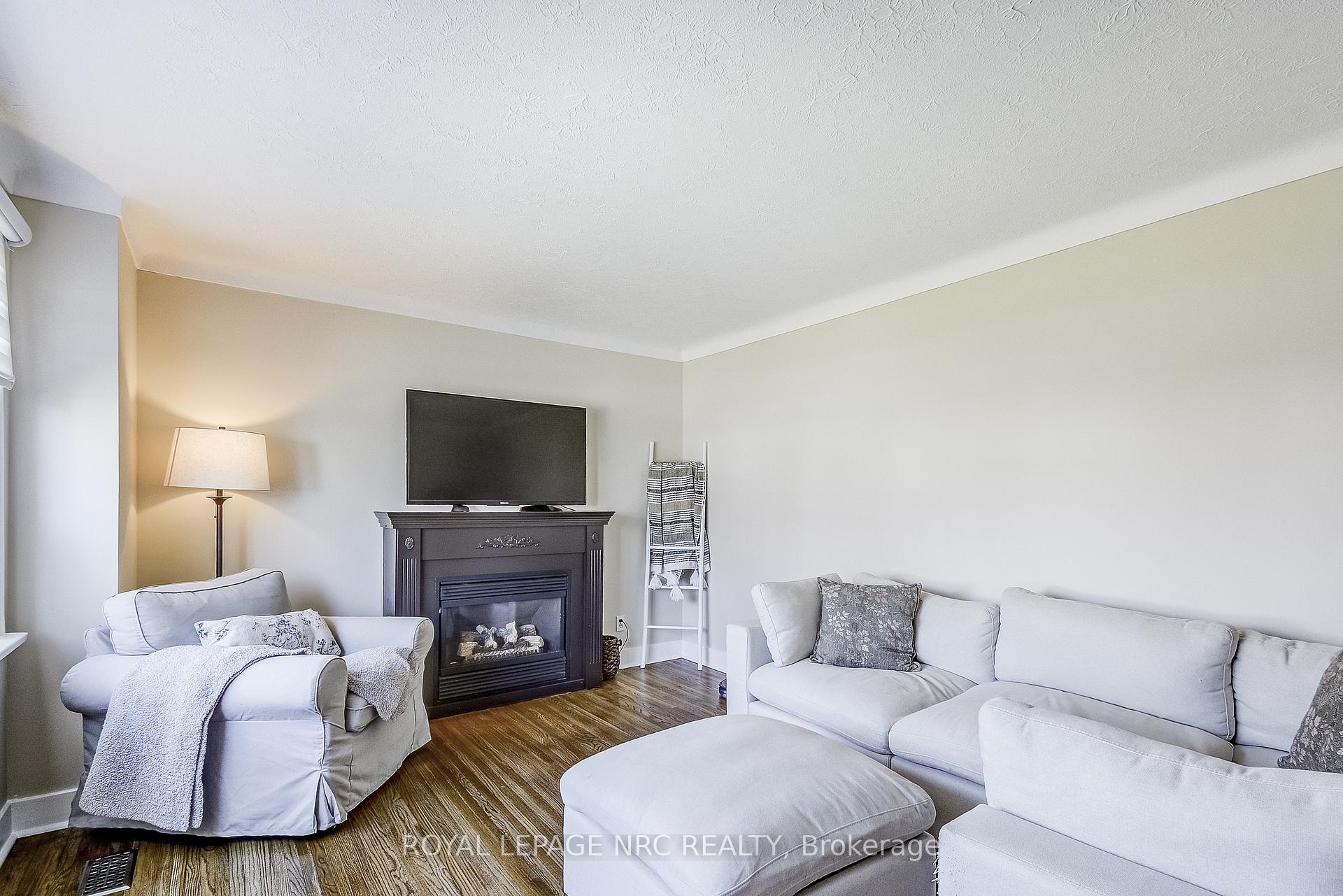 Photo 5 of 44 Windsor Road, St. Catharines, Vine/Linwell — HOMEH