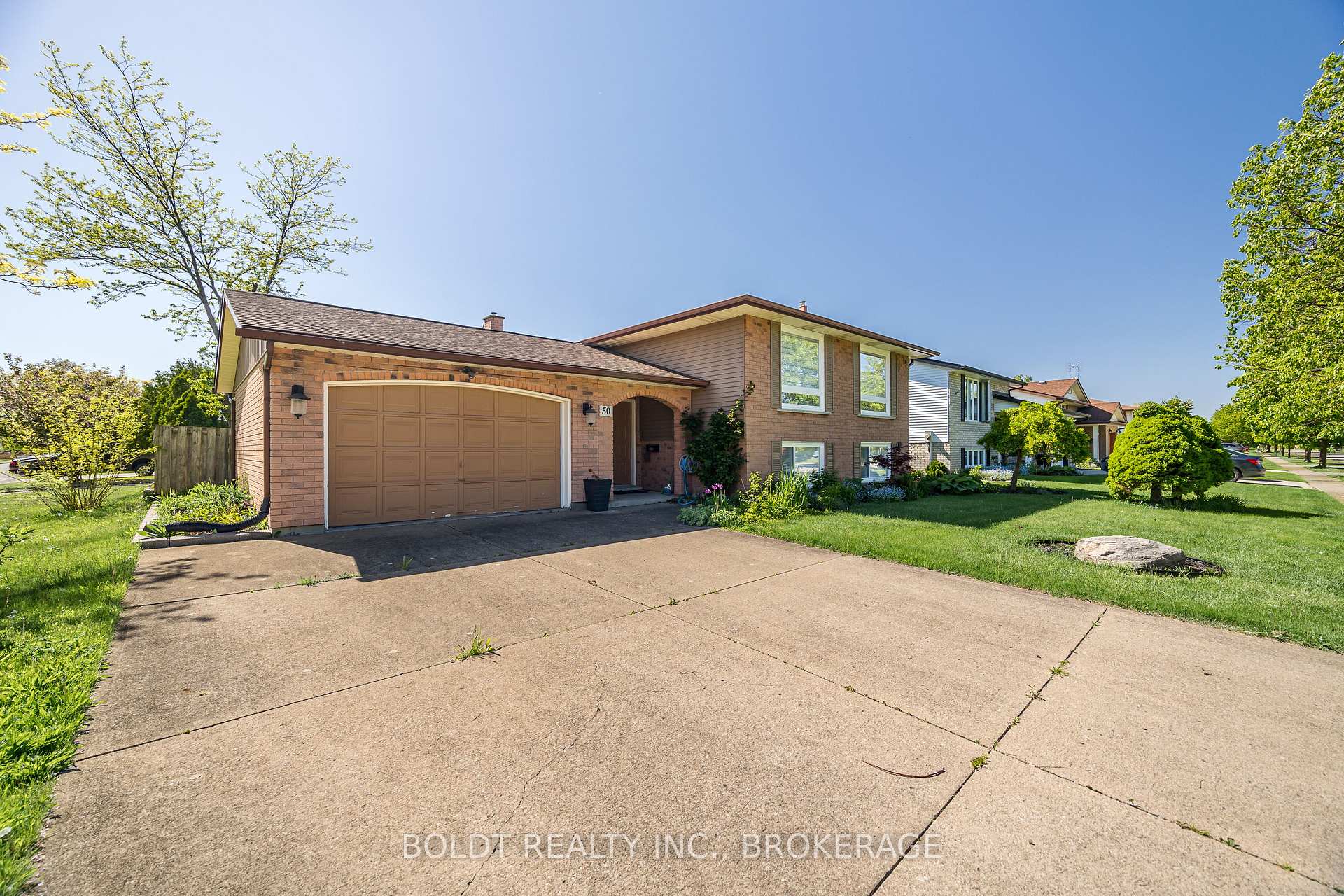Photo 2 of Upper 50 Crestcombe Road, St. Catharines, Ridley — HOMEH