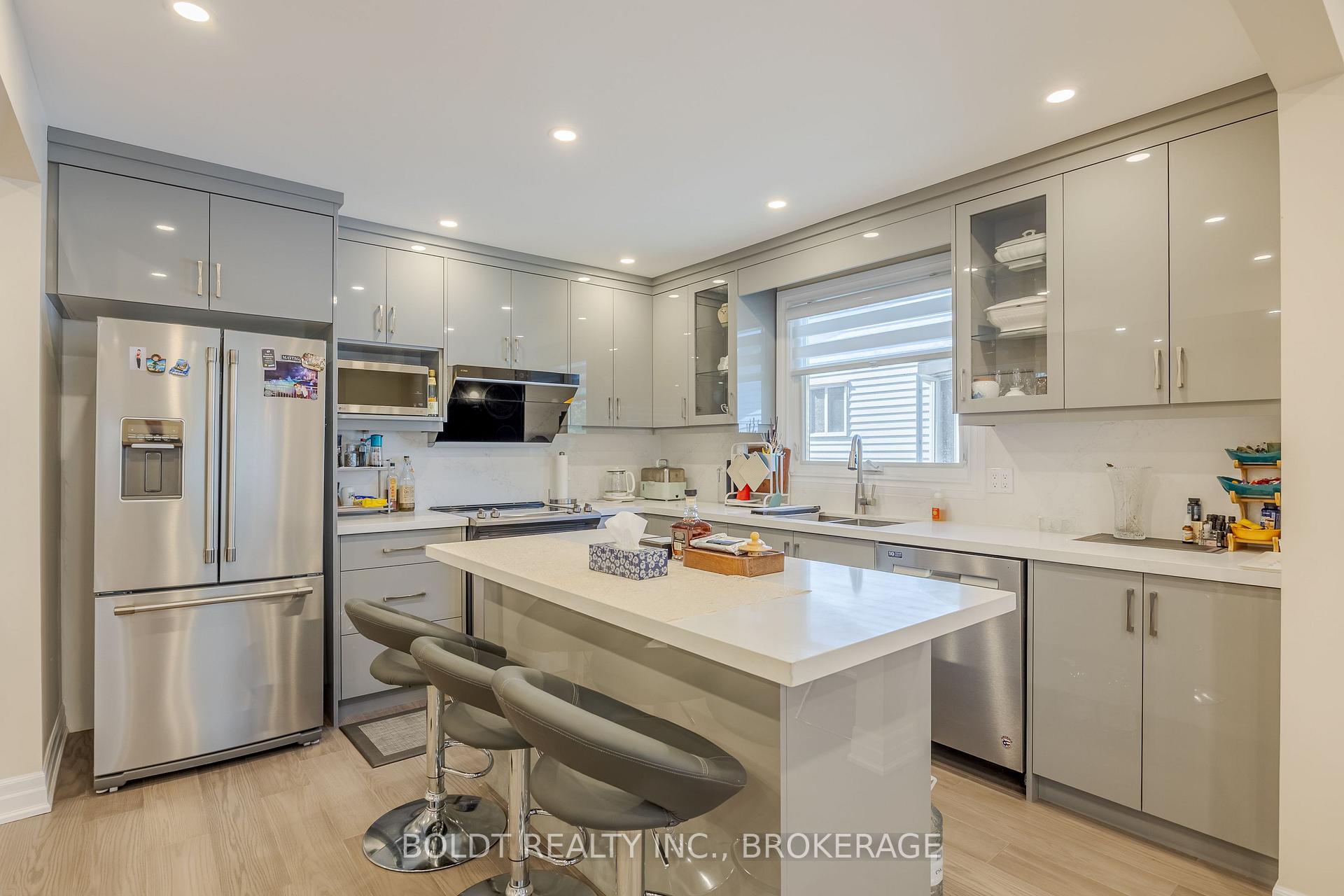 Photo 3 of Upper 50 Crestcombe Road, St. Catharines, Ridley — HOMEH