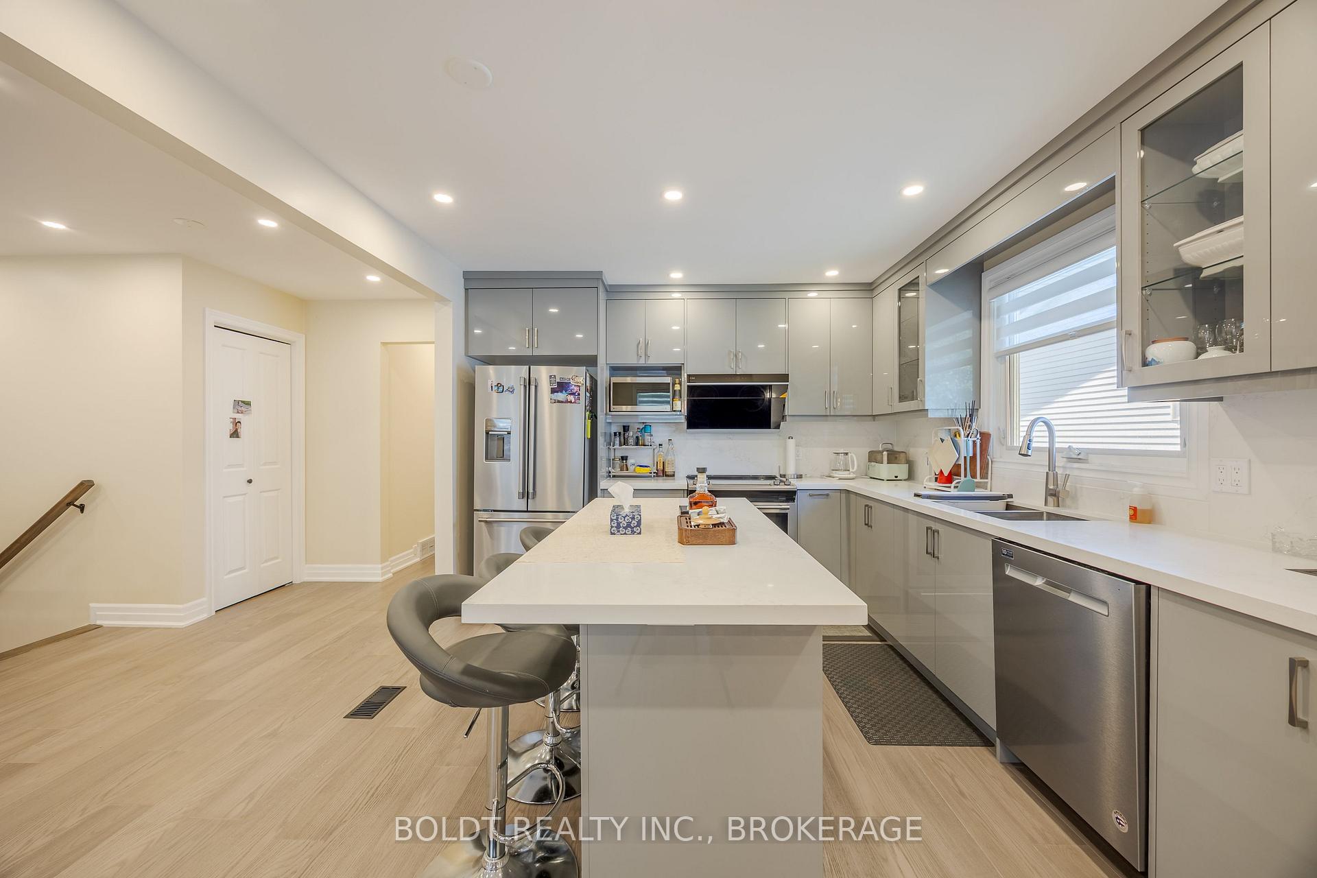 Photo 4 of Upper 50 Crestcombe Road, St. Catharines, Ridley — HOMEH