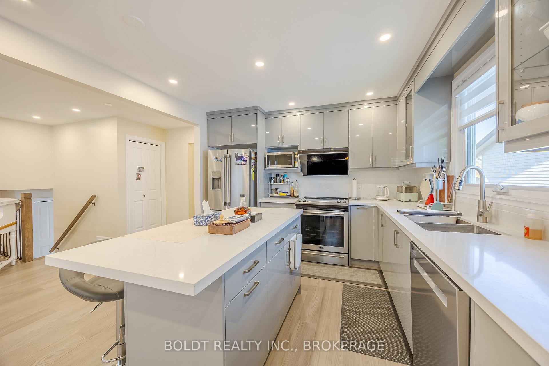 Photo 6 of Upper 50 Crestcombe Road, St. Catharines, Ridley — HOMEH