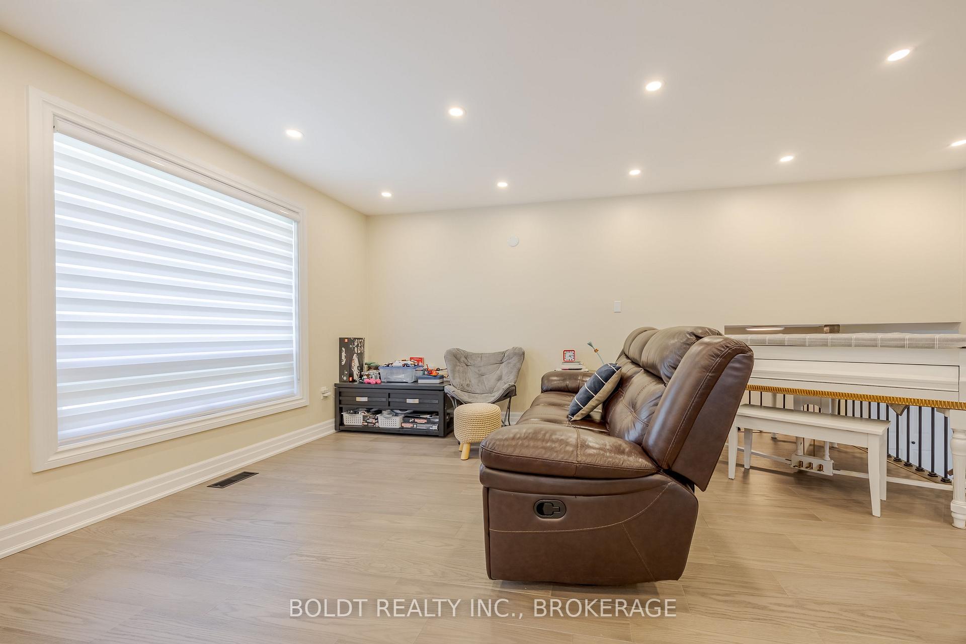 Photo 8 of Upper 50 Crestcombe Road, St. Catharines, Ridley — HOMEH