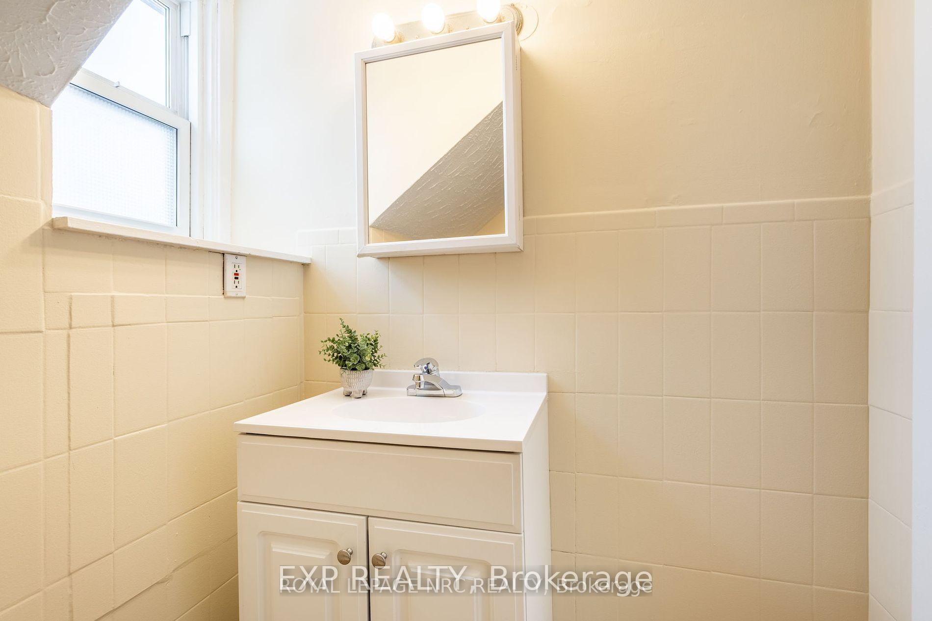 Photo 11 of 30 Wiley Street, St. Catharines, Downtown — HOMEH