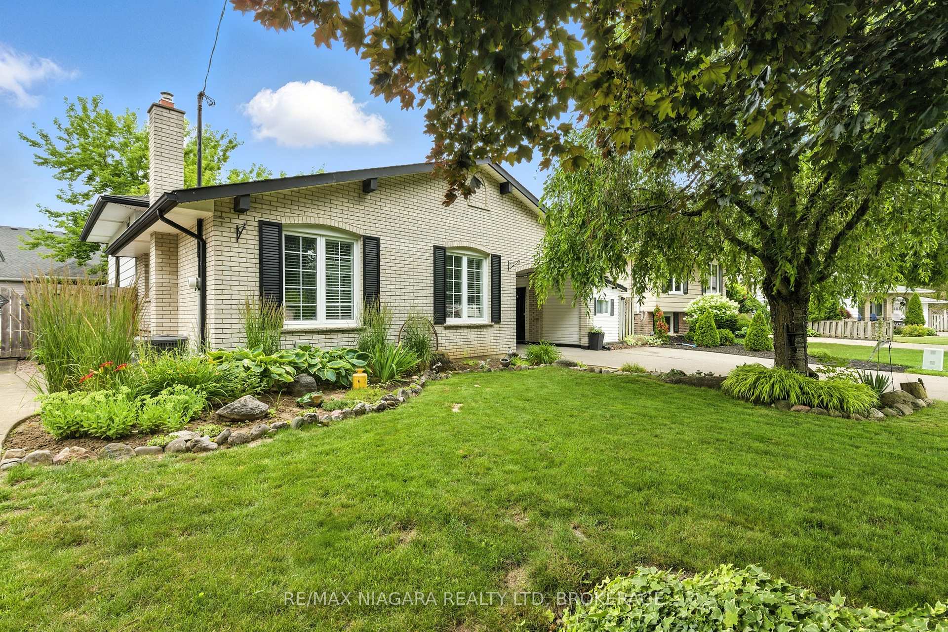 Photo 4 of 20 Centennial Drive, St. Catharines, Lakeport — HOMEH
