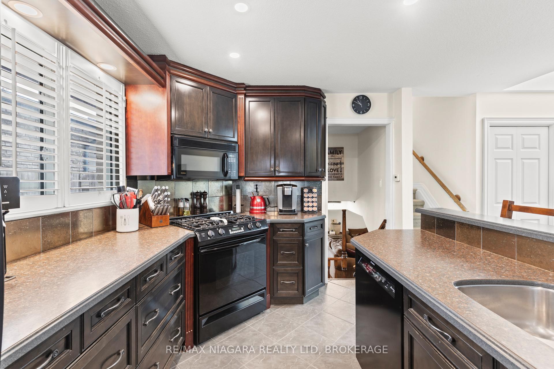 Photo 10 of 20 Centennial Drive, St. Catharines, Lakeport — HOMEH