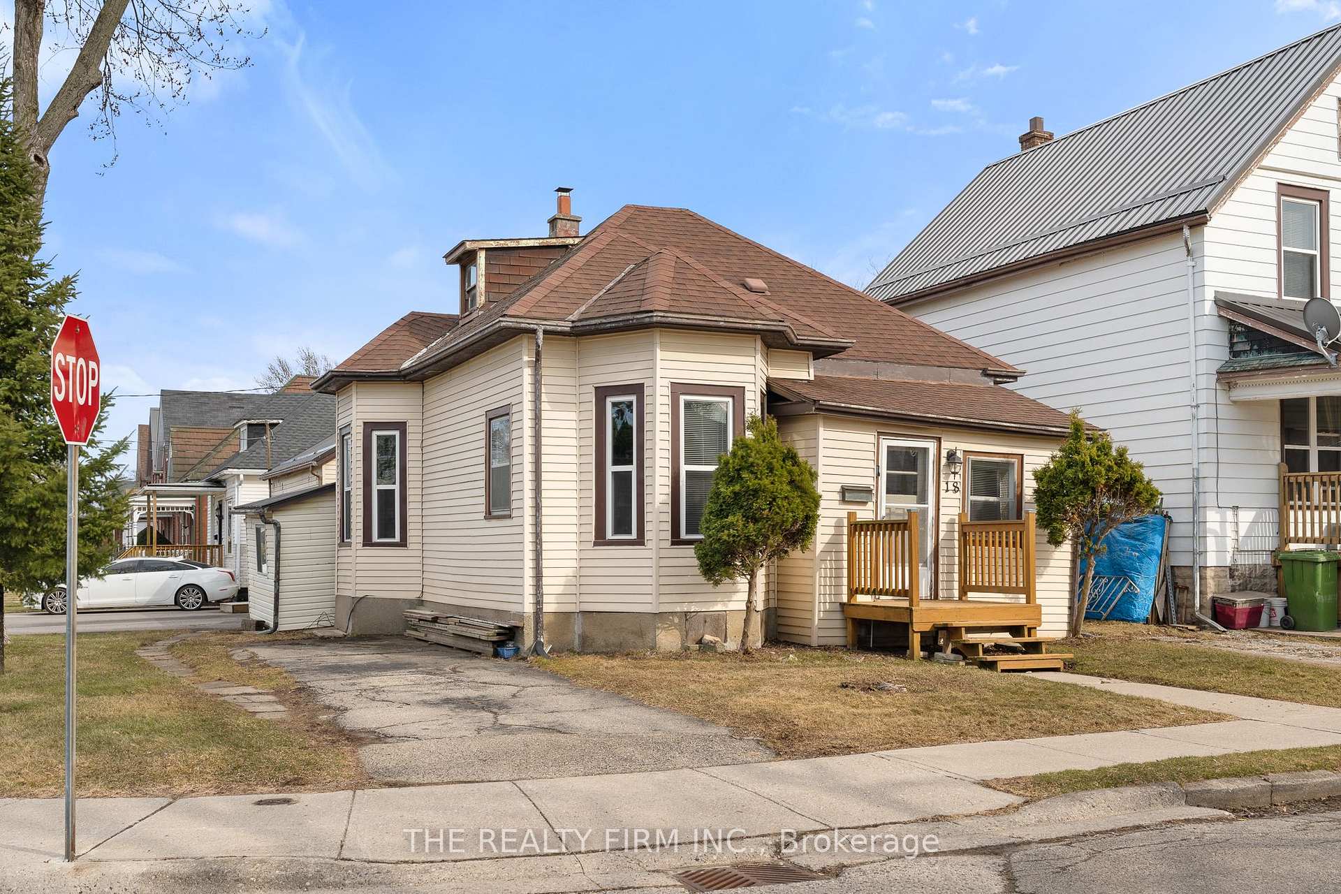 Photo 2 of 18 Fourth Avenue, St. Thomas — HOMEH