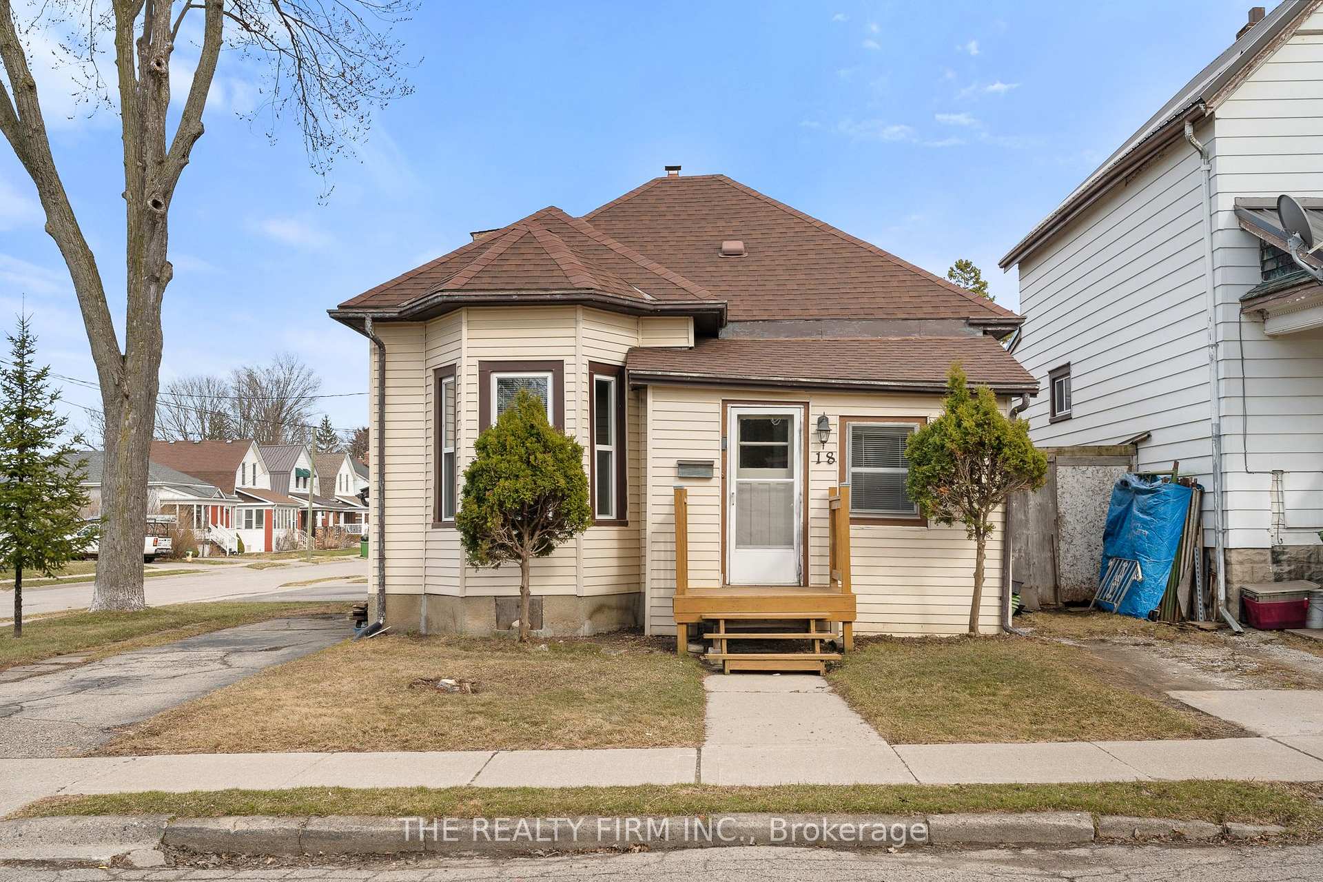 Photo 3 of 18 Fourth Avenue, St. Thomas — HOMEH