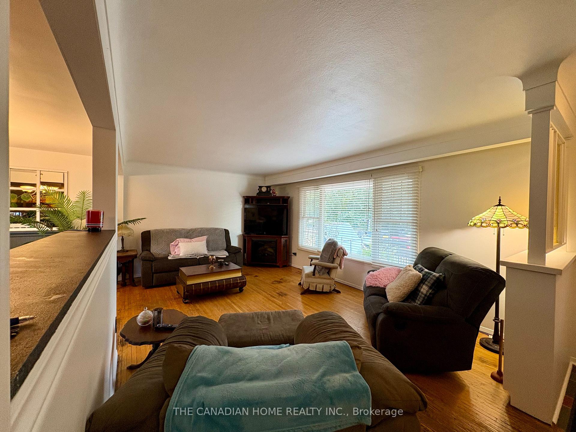 Photo 3 of 37 Viking Drive, St. Catharines, Bunting/Linwell — HOMEH