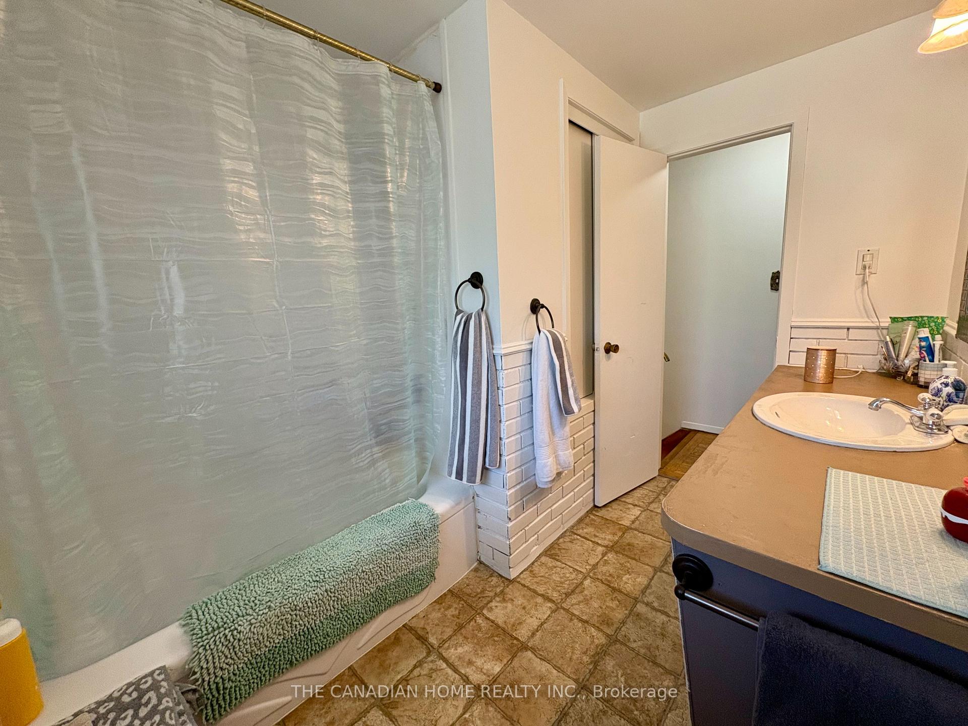 Photo 11 of 37 Viking Drive, St. Catharines, Bunting/Linwell — HOMEH