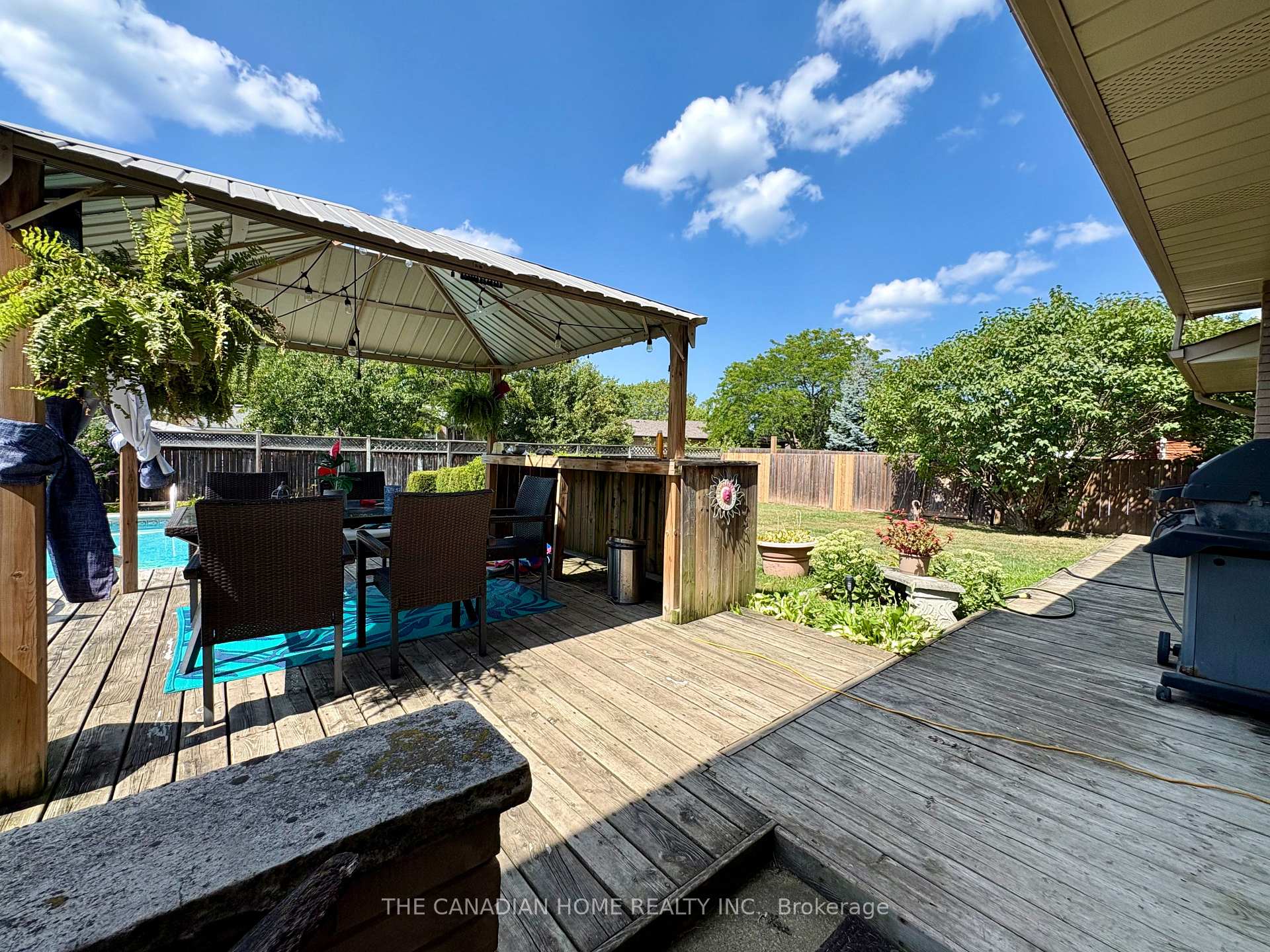 Photo 24 of 37 Viking Drive, St. Catharines, Bunting/Linwell — HOMEH