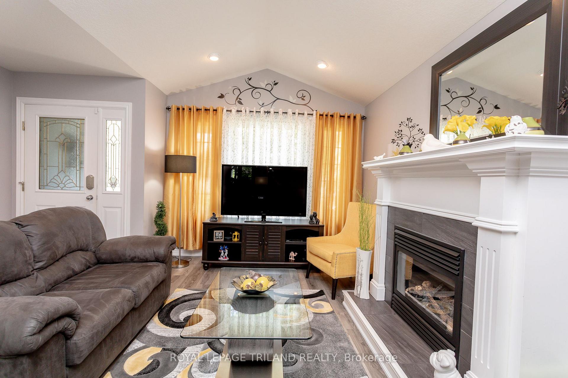 Photo 9 of 53 Augusta Crescent, St. Thomas — HOMEH