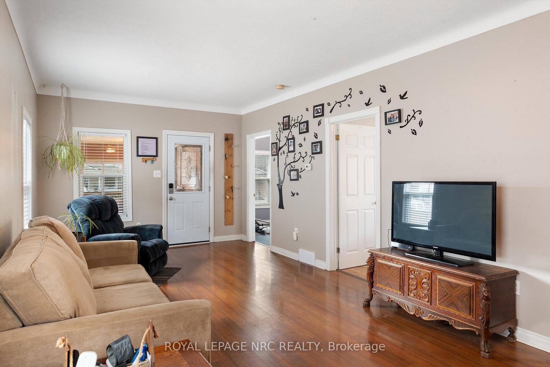 Photo 7 of 37 Almond Street, St. Catharines, Secord Woods — HOMEH