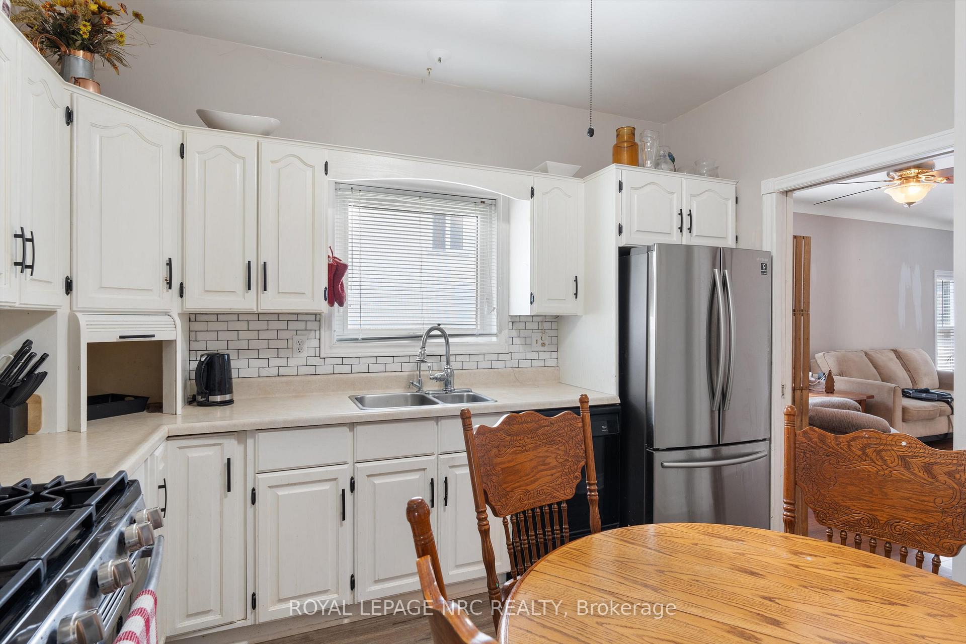 Photo 9 of 37 Almond Street, St. Catharines, Secord Woods — HOMEH