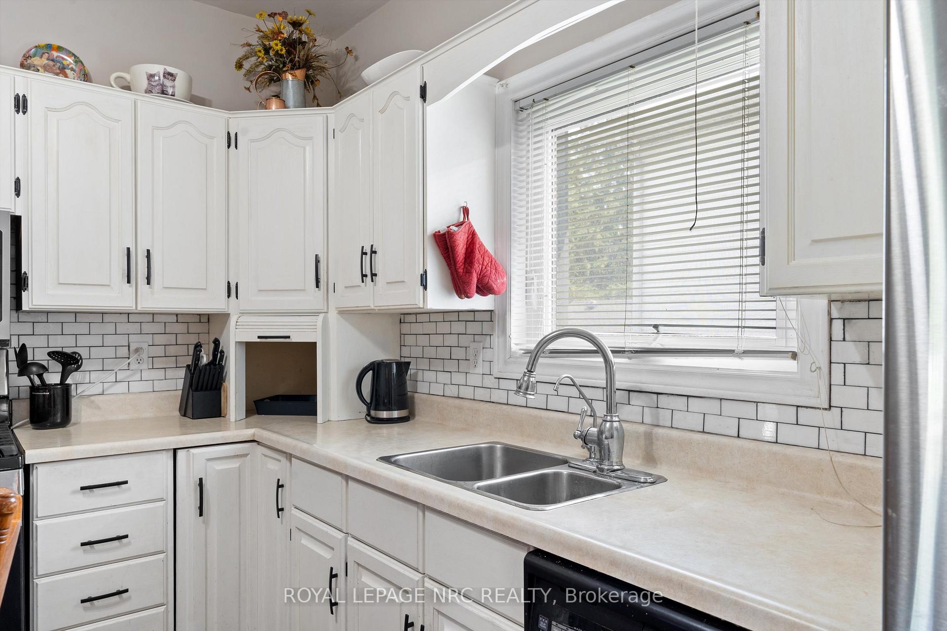 Photo 10 of 37 Almond Street, St. Catharines, Secord Woods — HOMEH