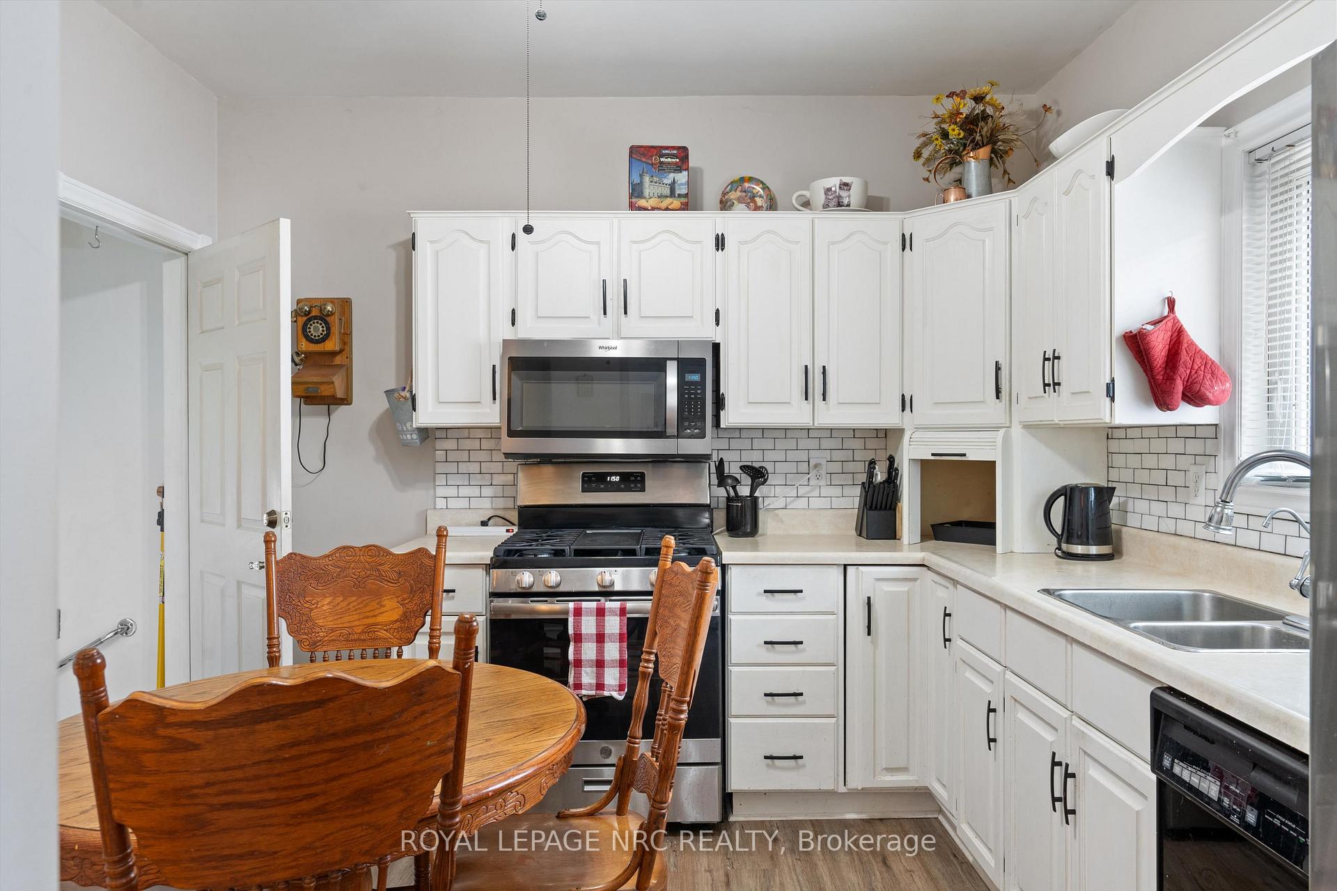 Photo 11 of 37 Almond Street, St. Catharines, Secord Woods — HOMEH