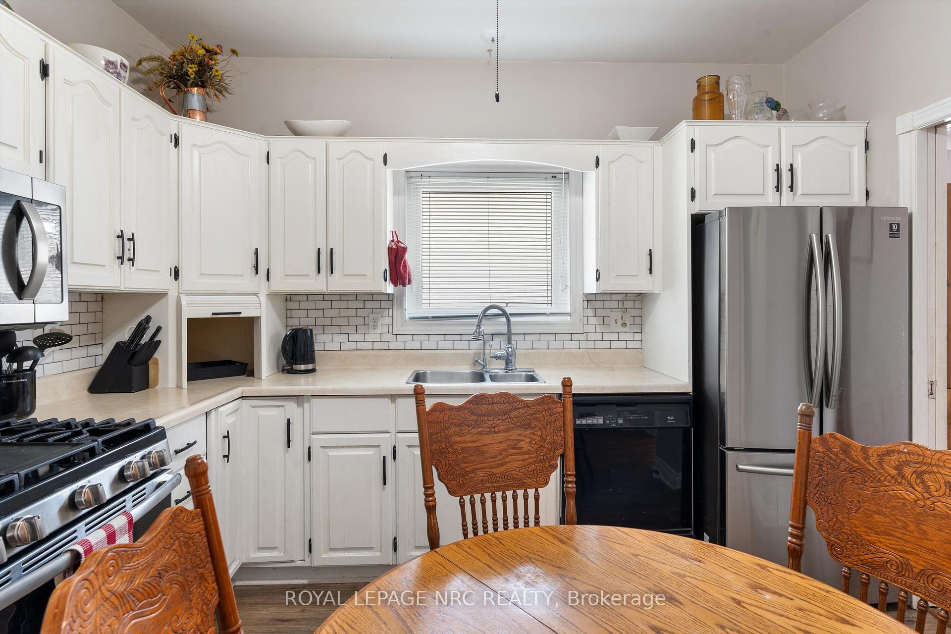 Photo 12 of 37 Almond Street, St. Catharines, Secord Woods — HOMEH