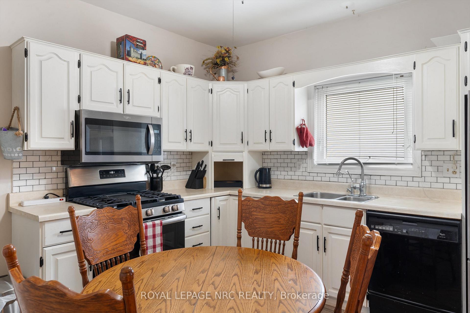Photo 13 of 37 Almond Street, St. Catharines, Secord Woods — HOMEH