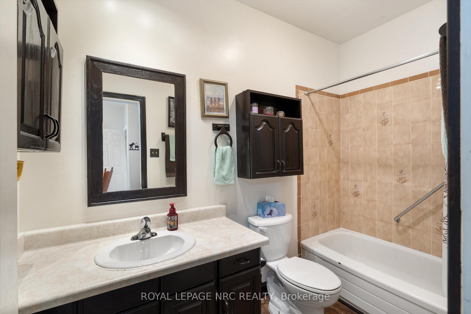 Photo 15 of 37 Almond Street, St. Catharines, Secord Woods — HOMEH
