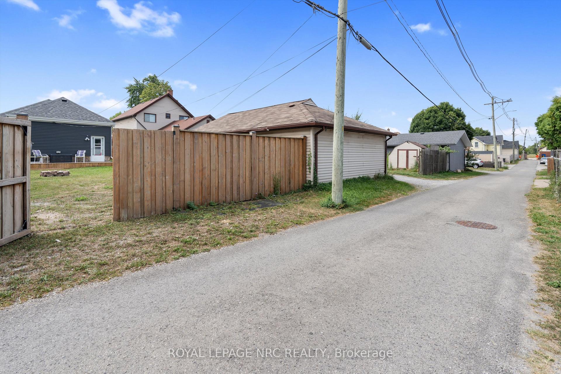 Photo 27 of 37 Almond Street, St. Catharines, Secord Woods — HOMEH