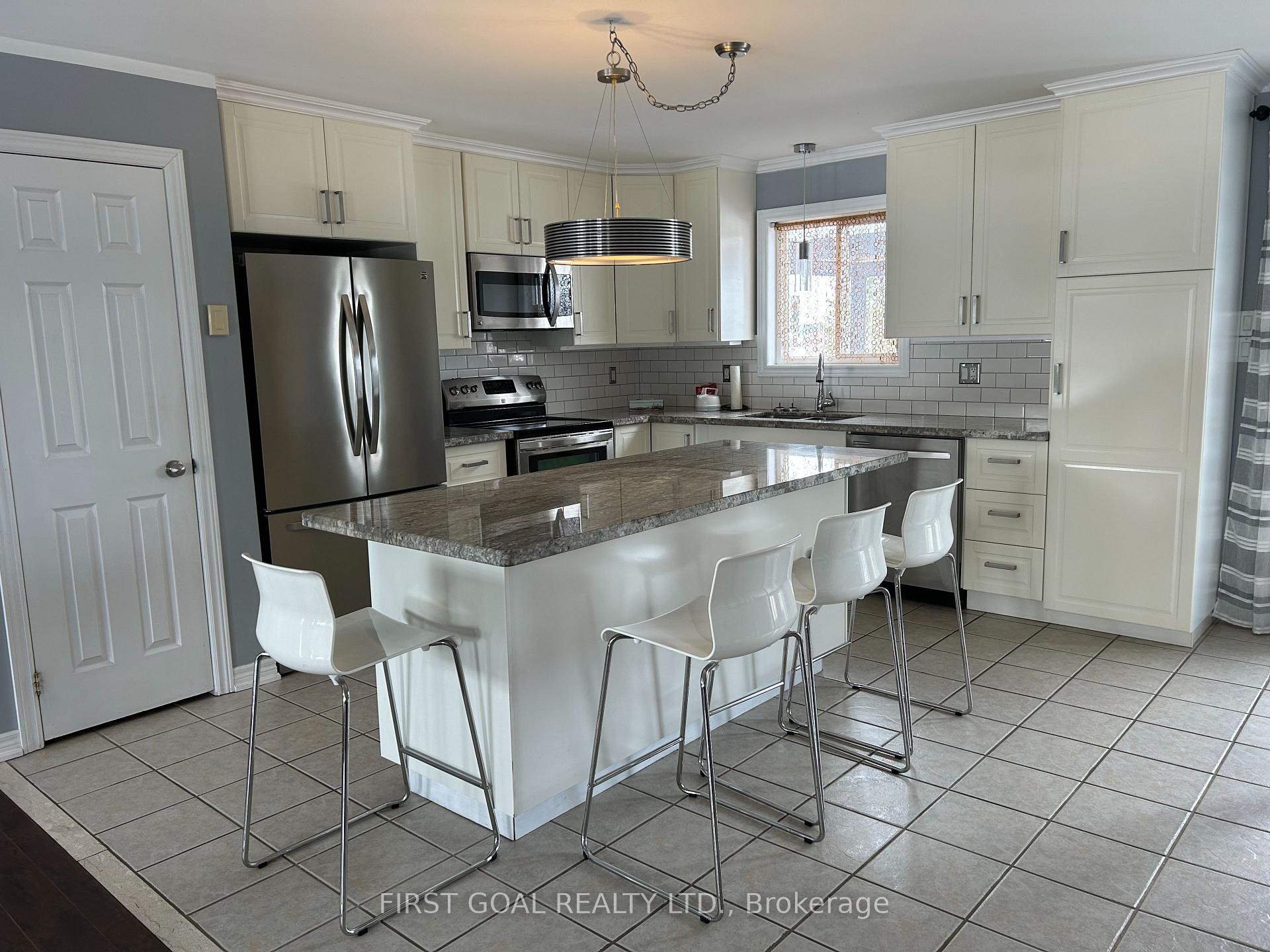 Photo 7 of 4 Mcdougall Court, Springwater, Minesing — HOMEH
