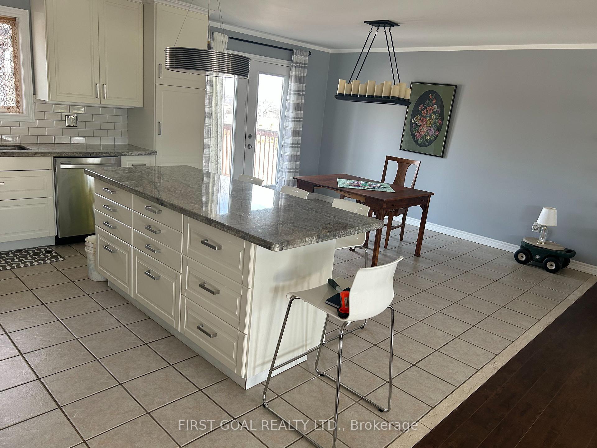 Photo 8 of 4 Mcdougall Court, Springwater, Minesing — HOMEH