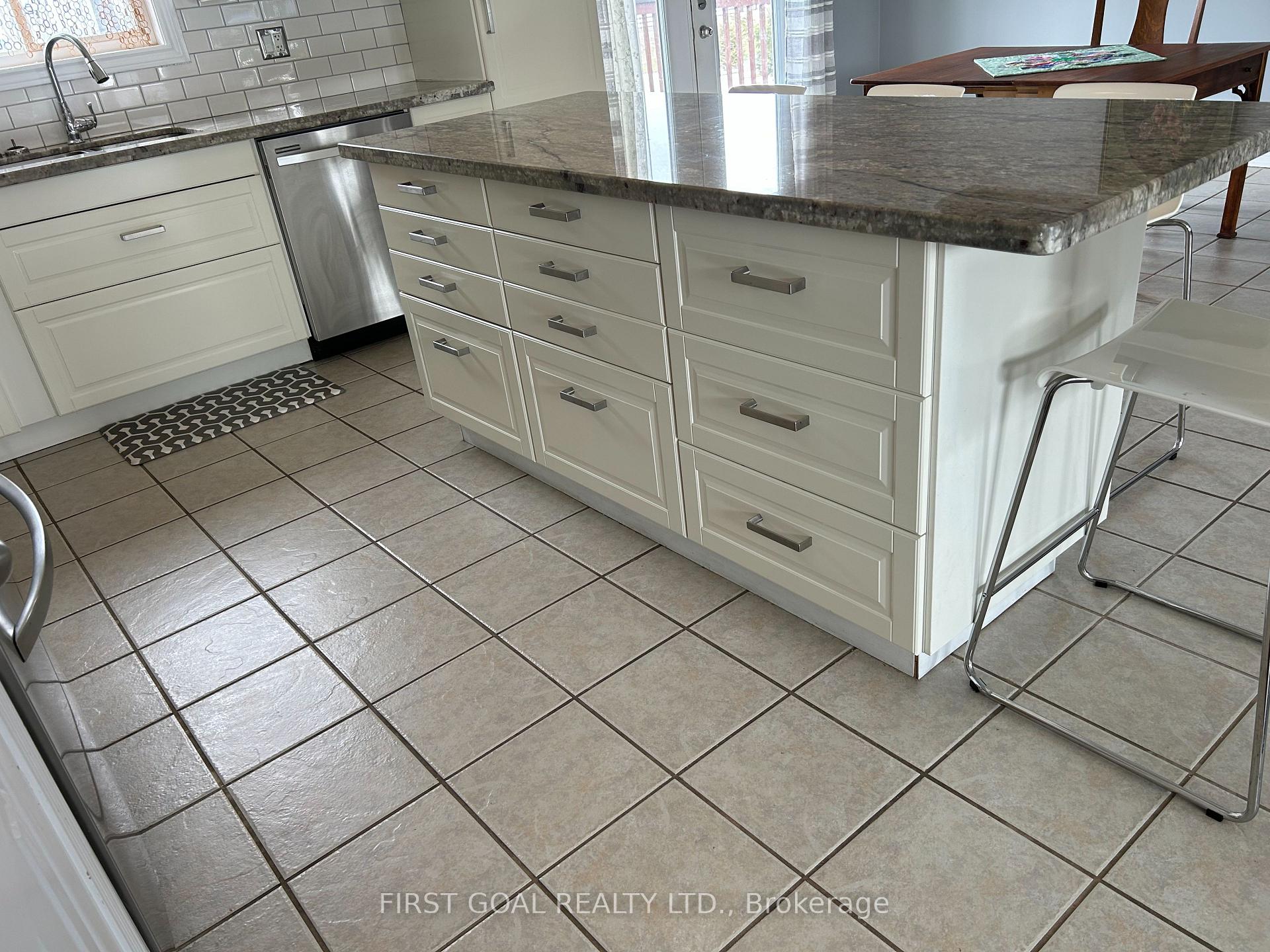 Photo 9 of 4 Mcdougall Court, Springwater, Minesing — HOMEH