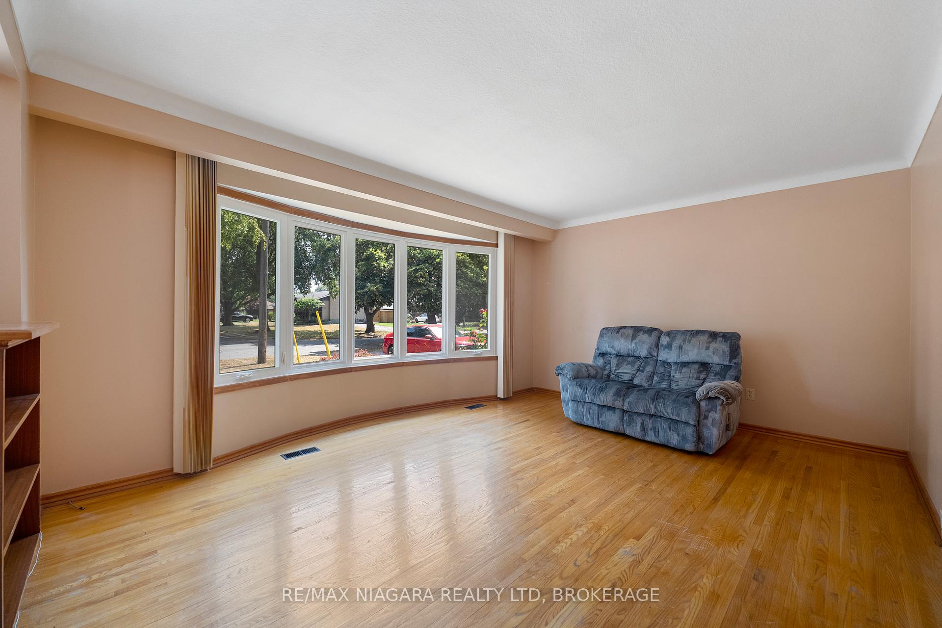 Photo 3 of 63 Trelawne Drive, St. Catharines, Vine/Linwell — HOMEH