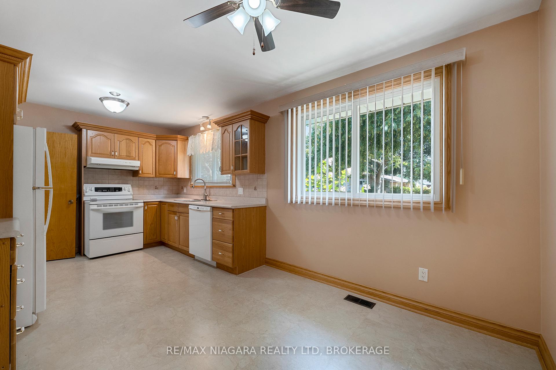 Photo 5 of 63 Trelawne Drive, St. Catharines, Vine/Linwell — HOMEH