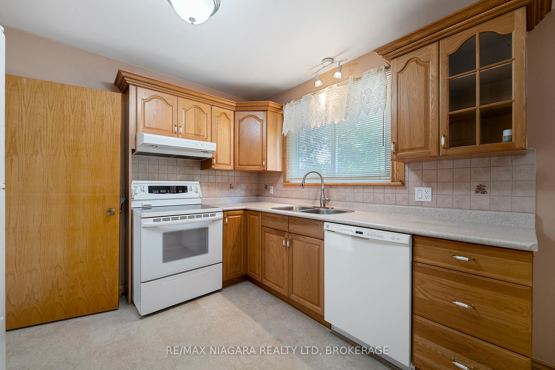Photo 6 of 63 Trelawne Drive, St. Catharines, Vine/Linwell — HOMEH
