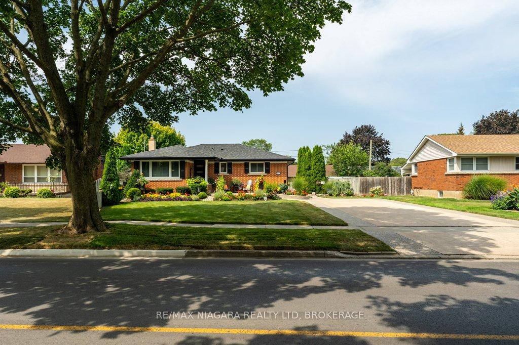 Photo 3 of 429 Grantham Avenue, St. Catharines, Vine/Linwell — HOMEH