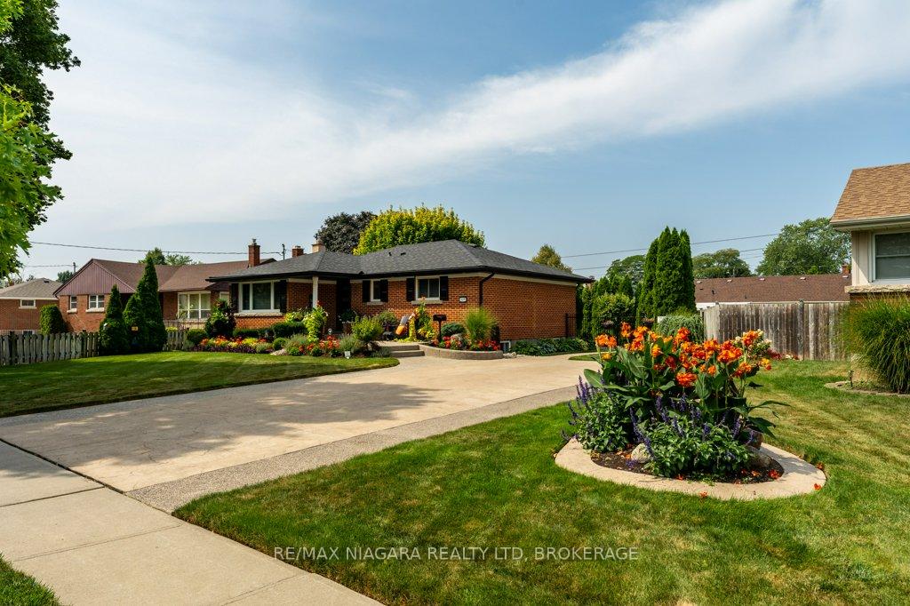 Photo 4 of 429 Grantham Avenue, St. Catharines, Vine/Linwell — HOMEH