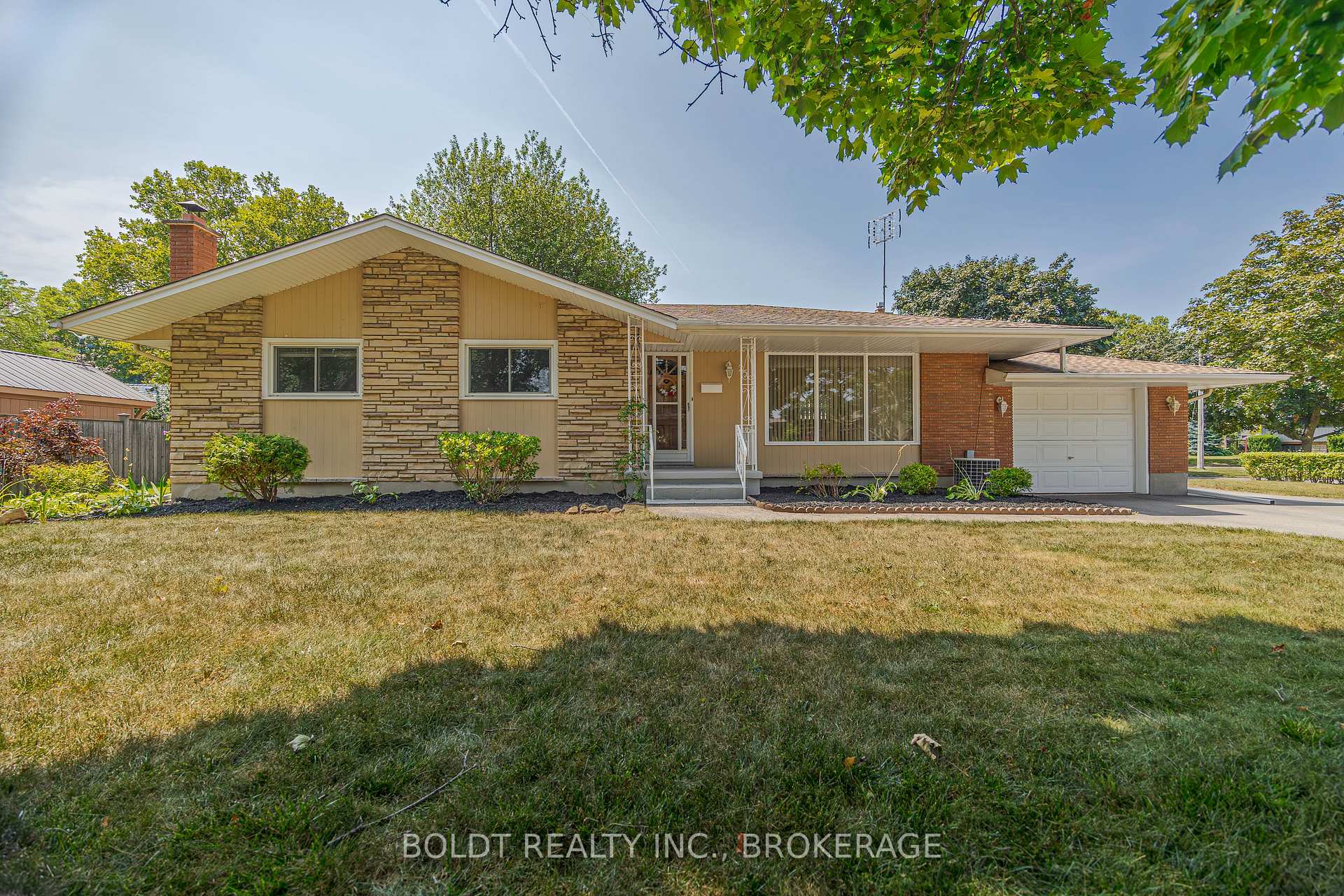Photo 1 of 25 Lockview Crescent, St. Catharines, Bunting/Linwell — HOMEH