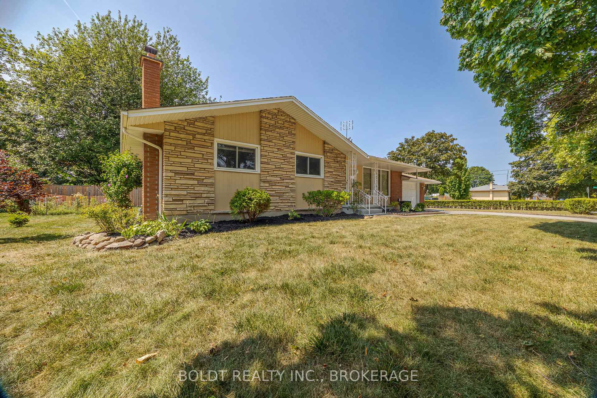 Photo 2 of 25 Lockview Crescent, St. Catharines, Bunting/Linwell — HOMEH