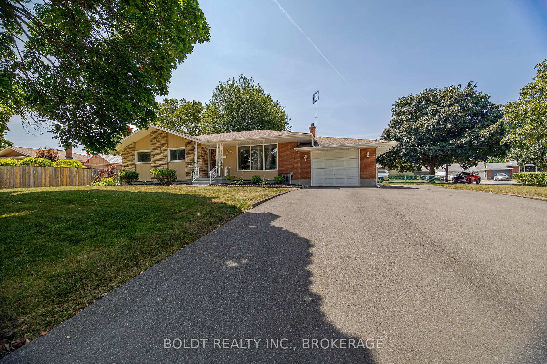 Photo 3 of 25 Lockview Crescent, St. Catharines, Bunting/Linwell — HOMEH