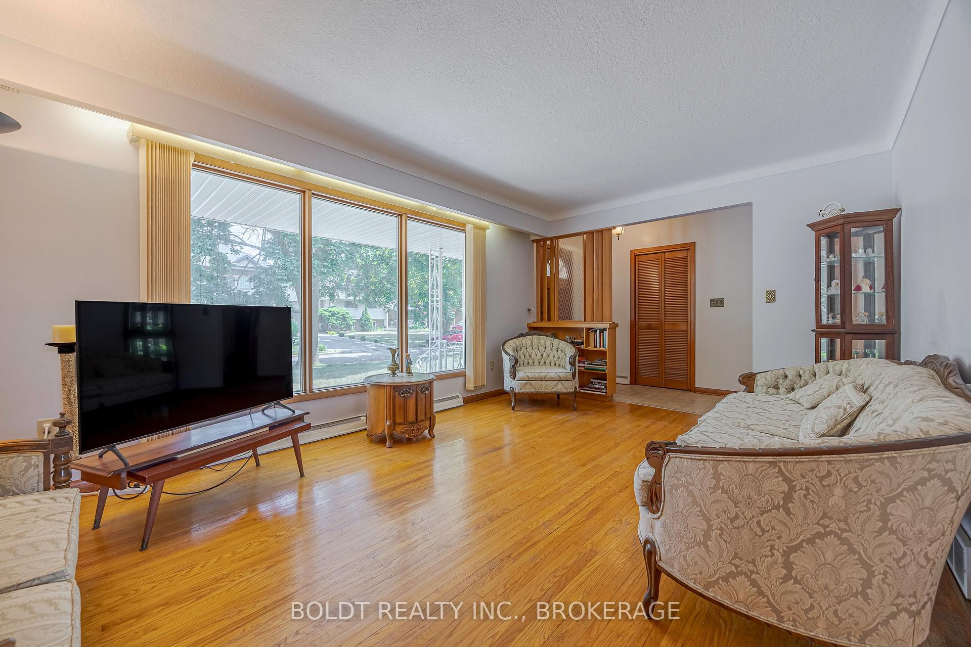 Photo 4 of 25 Lockview Crescent, St. Catharines, Bunting/Linwell — HOMEH
