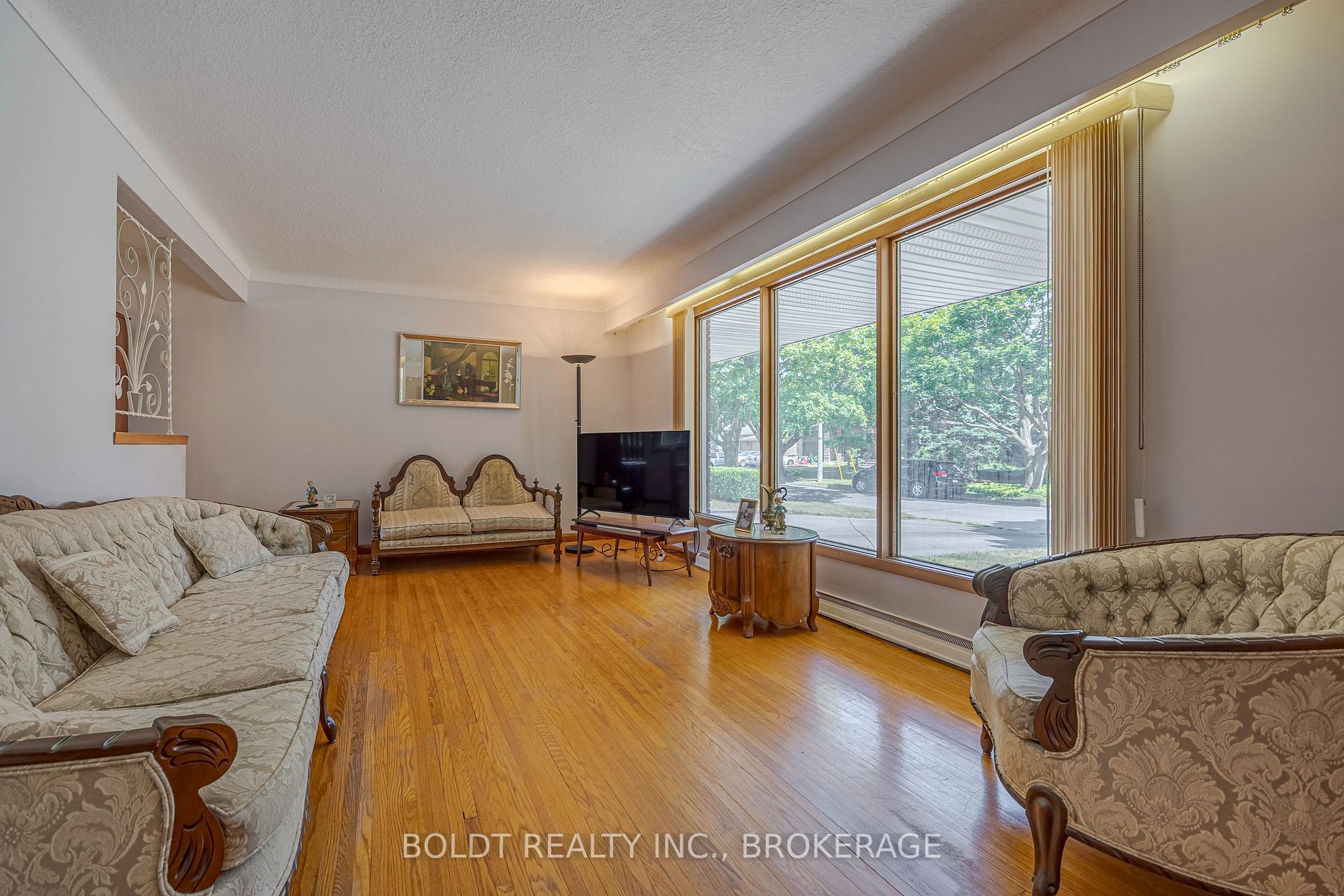Photo 5 of 25 Lockview Crescent, St. Catharines, Bunting/Linwell — HOMEH