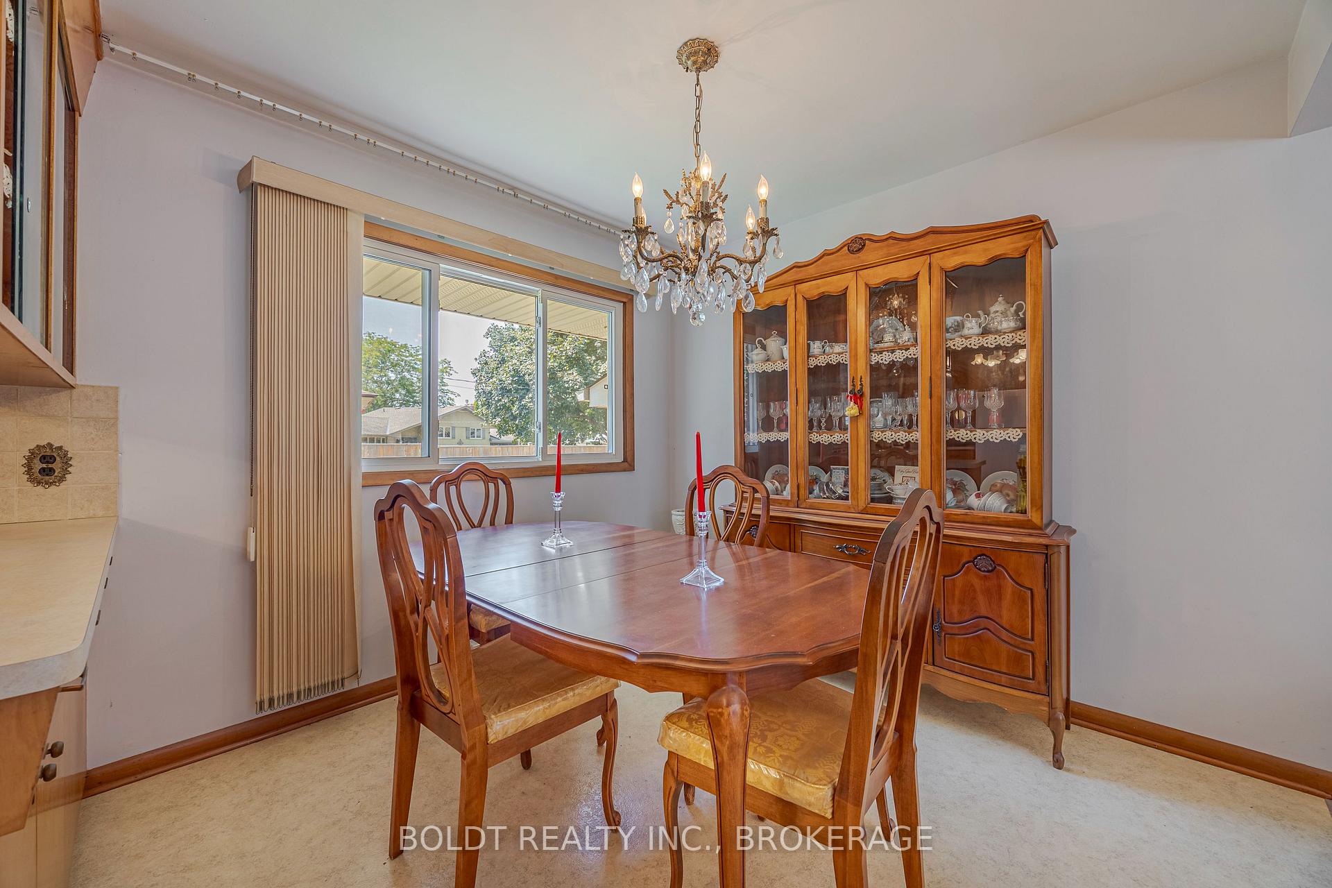 Photo 6 of 25 Lockview Crescent, St. Catharines, Bunting/Linwell — HOMEH