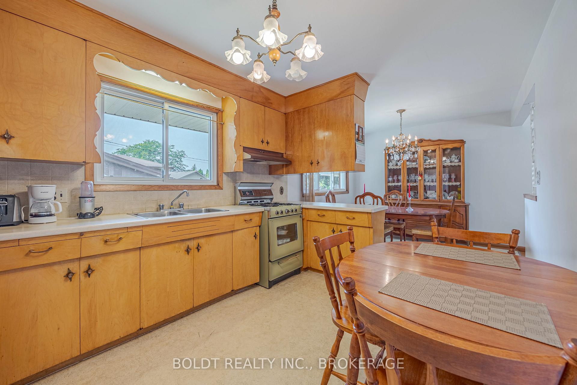Photo 7 of 25 Lockview Crescent, St. Catharines, Bunting/Linwell — HOMEH