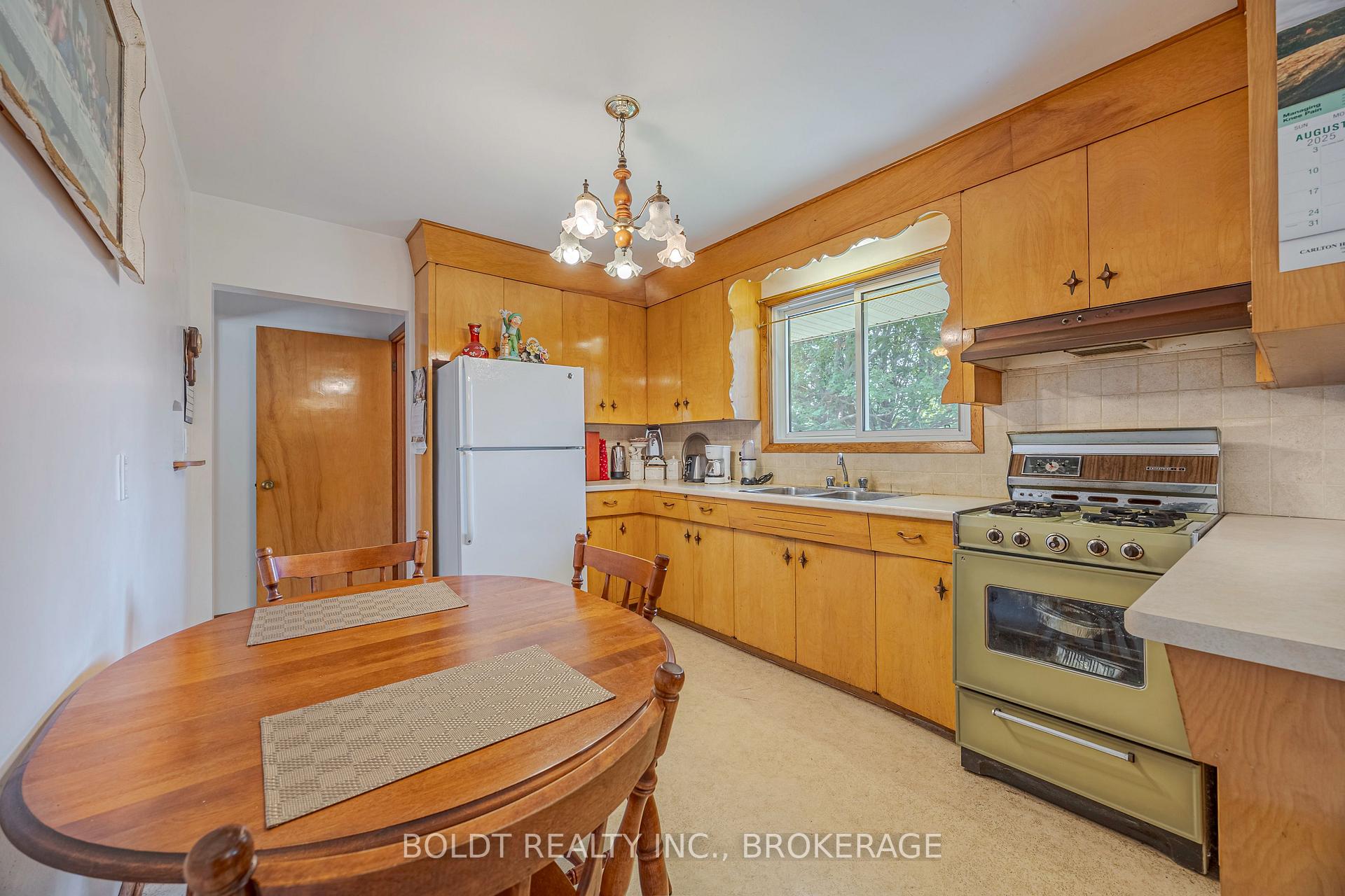 Photo 8 of 25 Lockview Crescent, St. Catharines, Bunting/Linwell — HOMEH