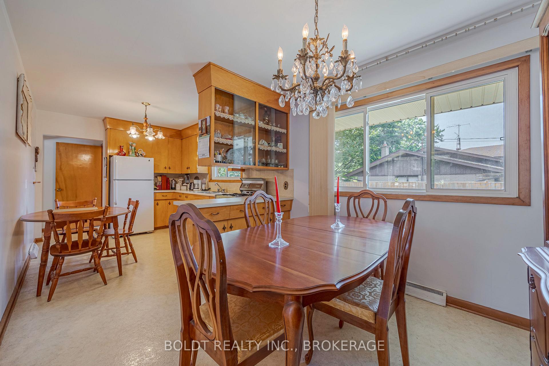 Photo 9 of 25 Lockview Crescent, St. Catharines, Bunting/Linwell — HOMEH