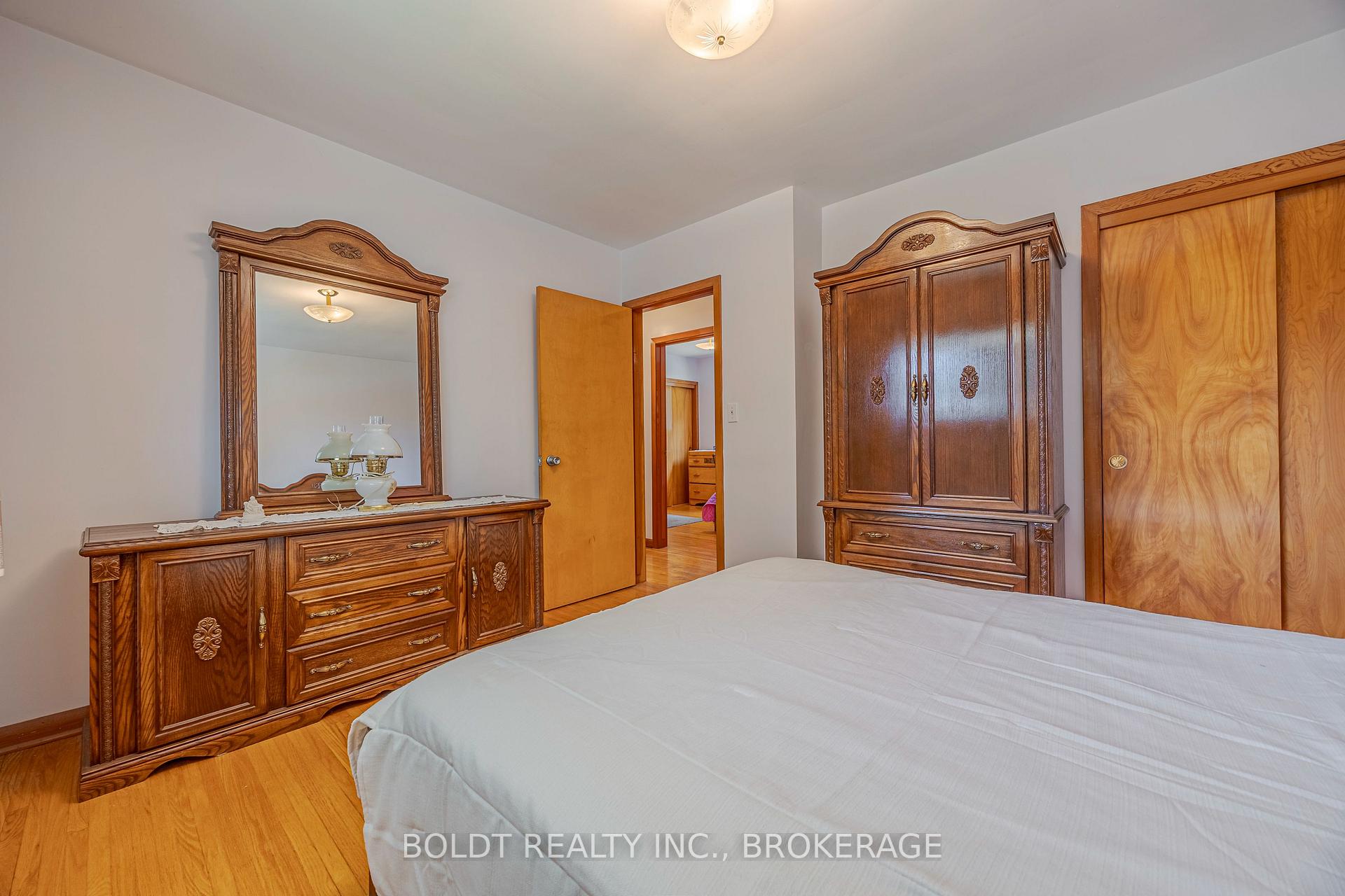 Photo 10 of 25 Lockview Crescent, St. Catharines, Bunting/Linwell — HOMEH