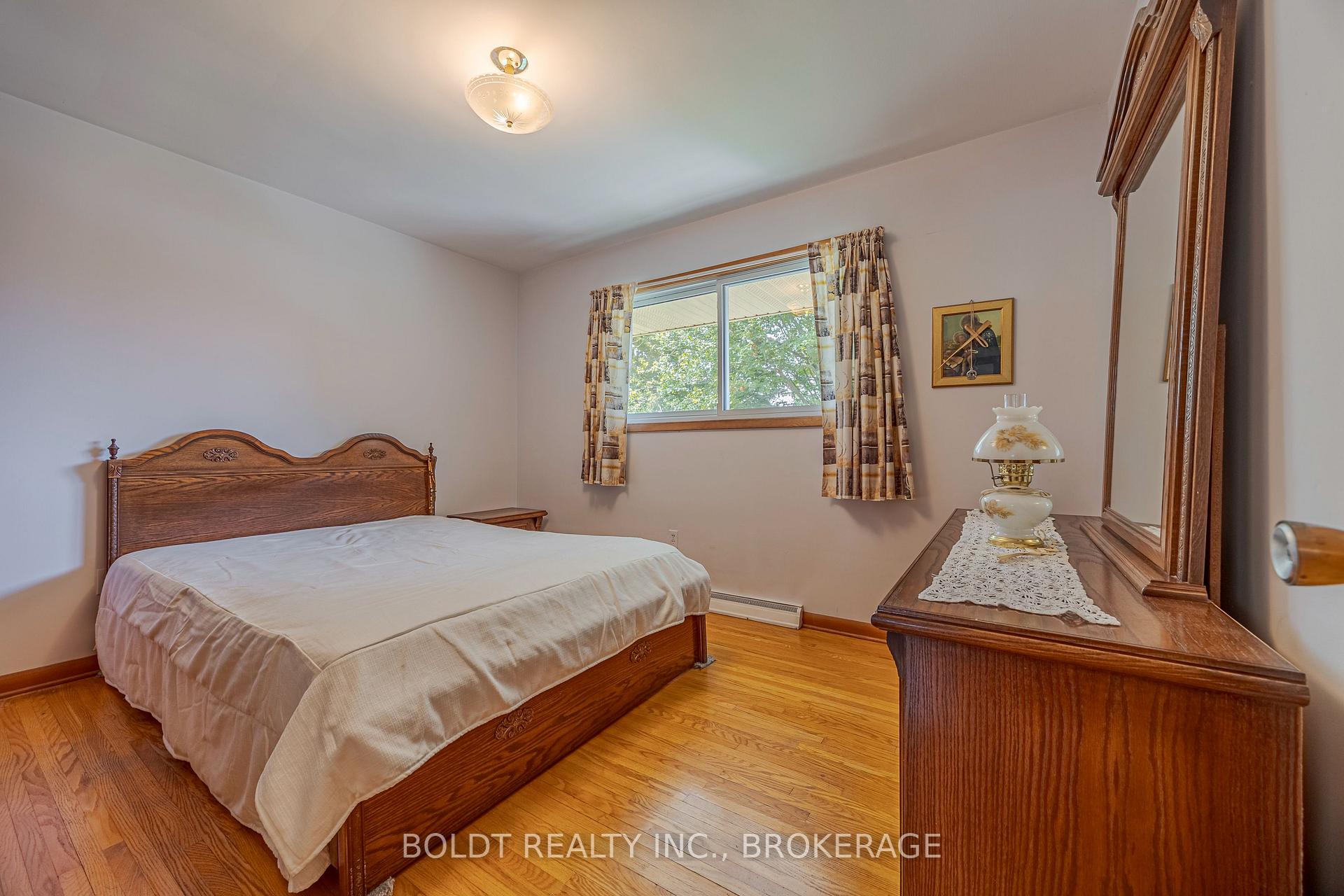 Photo 11 of 25 Lockview Crescent, St. Catharines, Bunting/Linwell — HOMEH