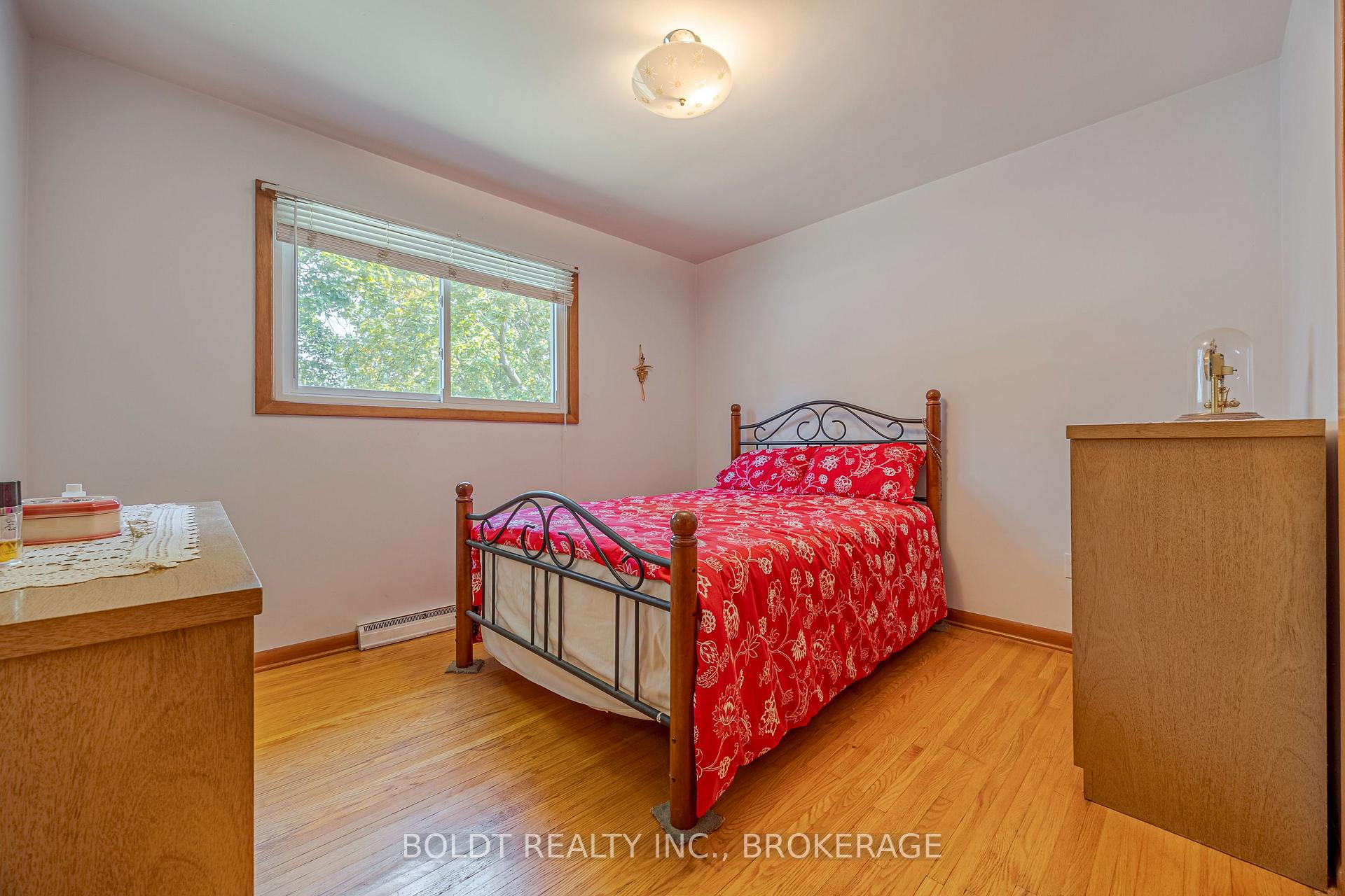 Photo 14 of 25 Lockview Crescent, St. Catharines, Bunting/Linwell — HOMEH