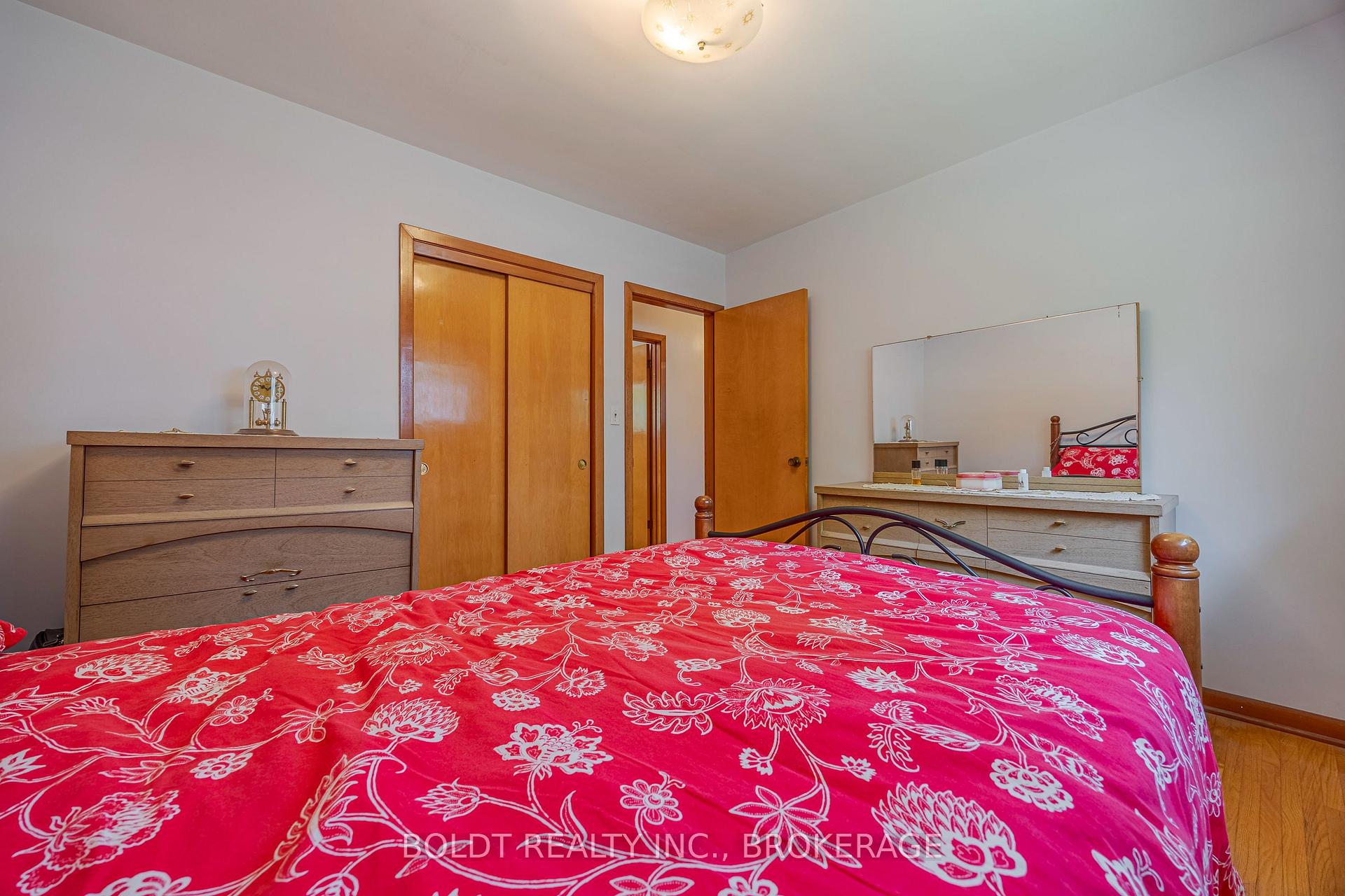 Photo 15 of 25 Lockview Crescent, St. Catharines, Bunting/Linwell — HOMEH