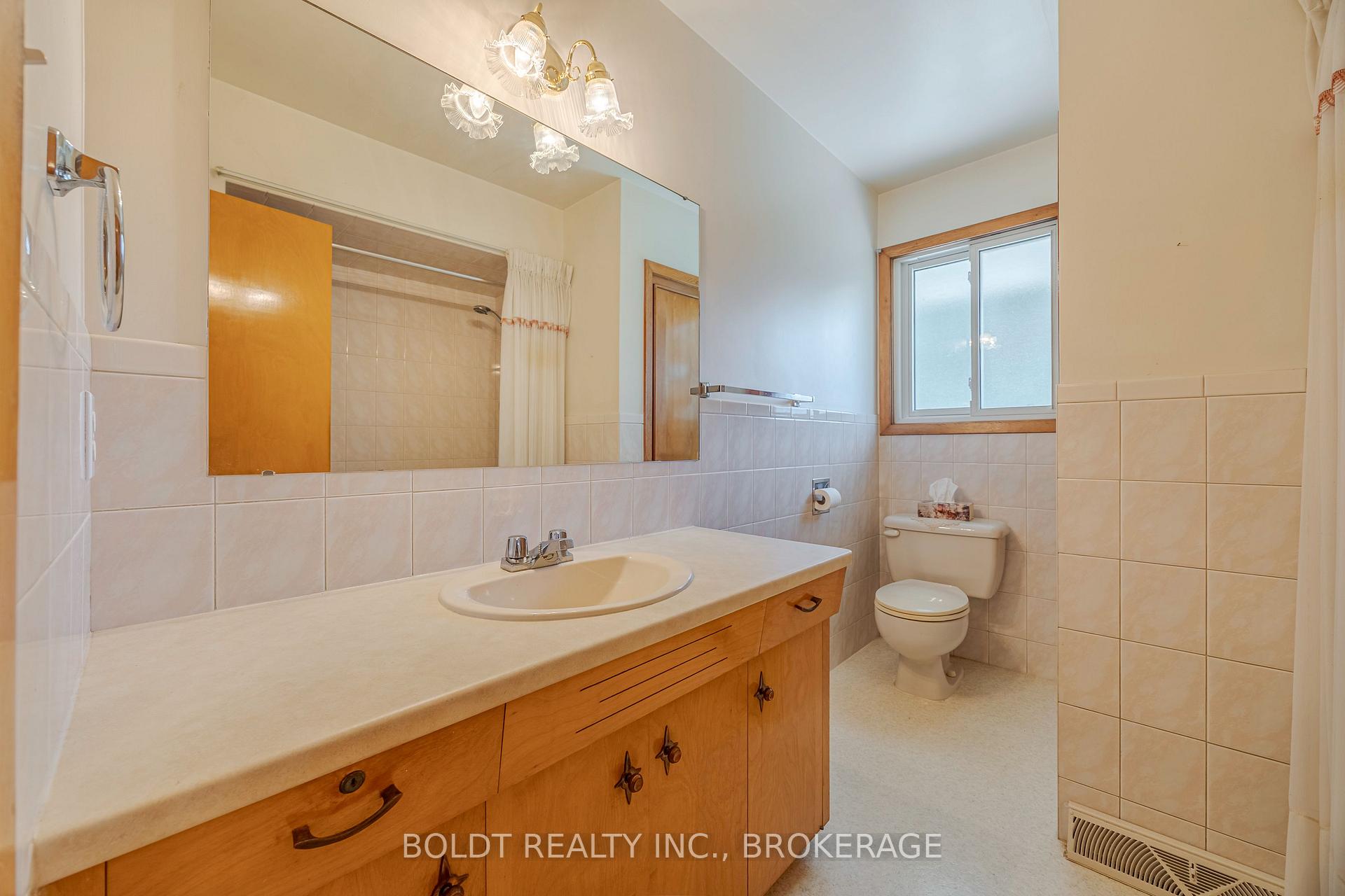 Photo 16 of 25 Lockview Crescent, St. Catharines, Bunting/Linwell — HOMEH