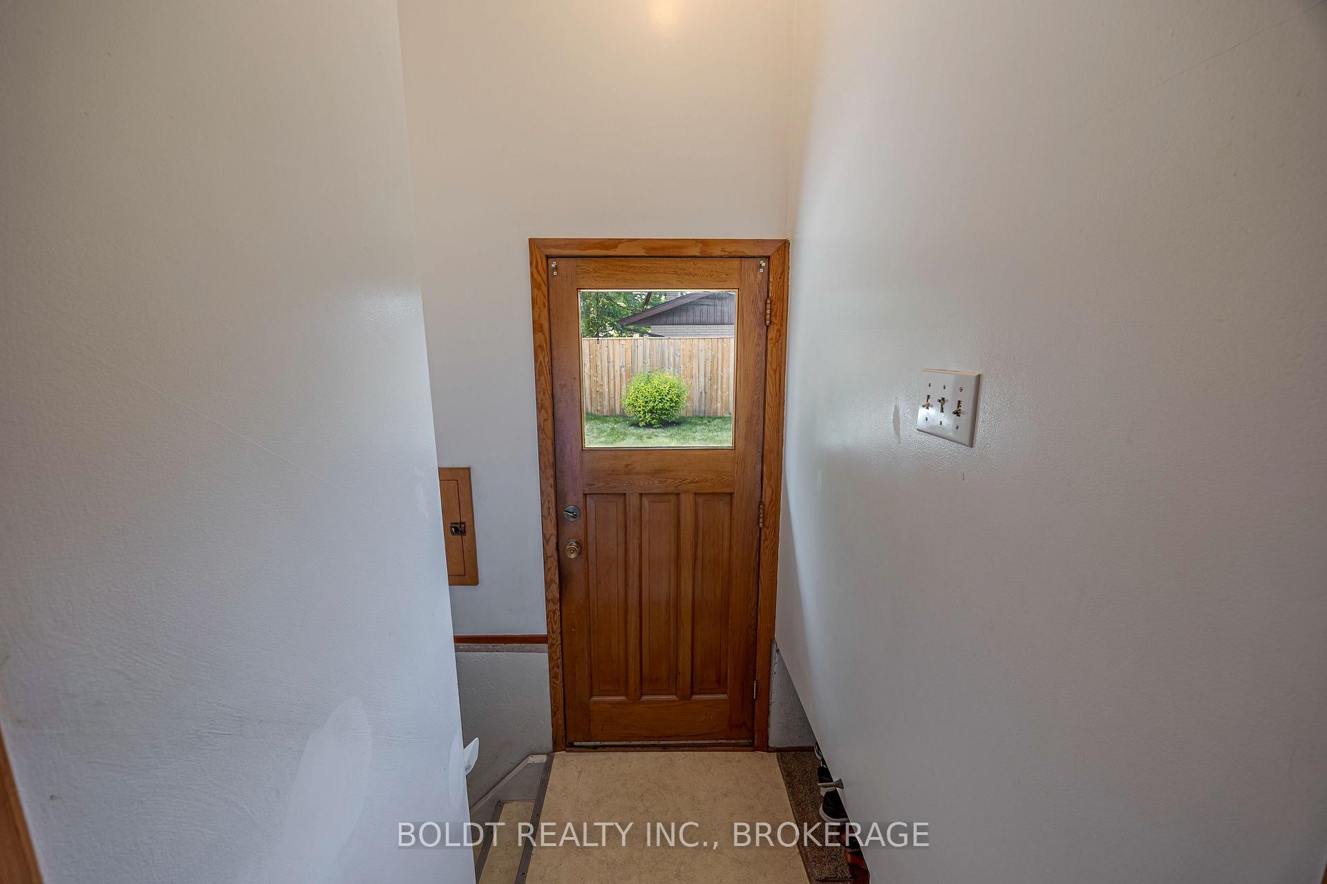 Photo 17 of 25 Lockview Crescent, St. Catharines, Bunting/Linwell — HOMEH
