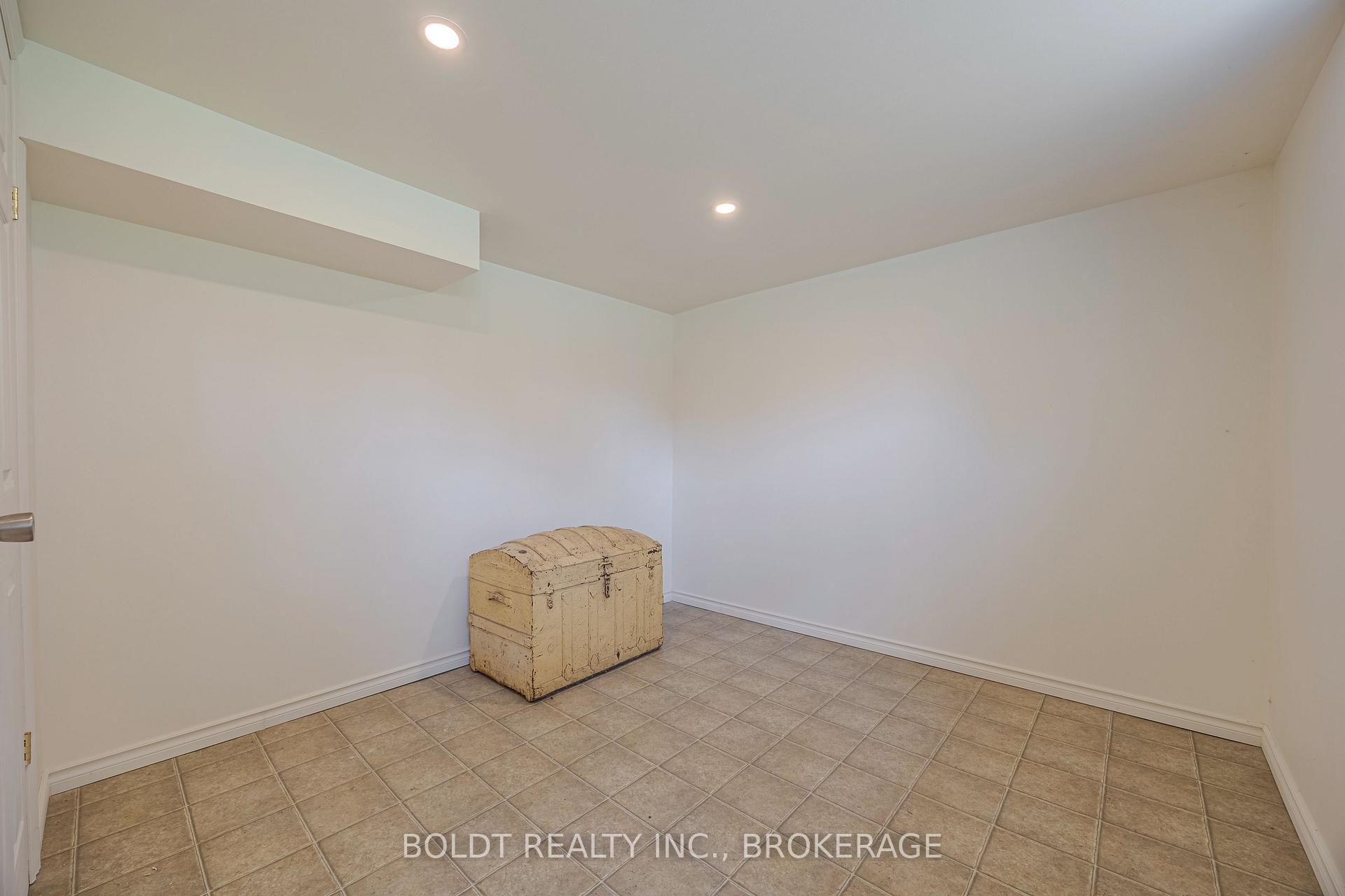 Photo 19 of 25 Lockview Crescent, St. Catharines, Bunting/Linwell — HOMEH